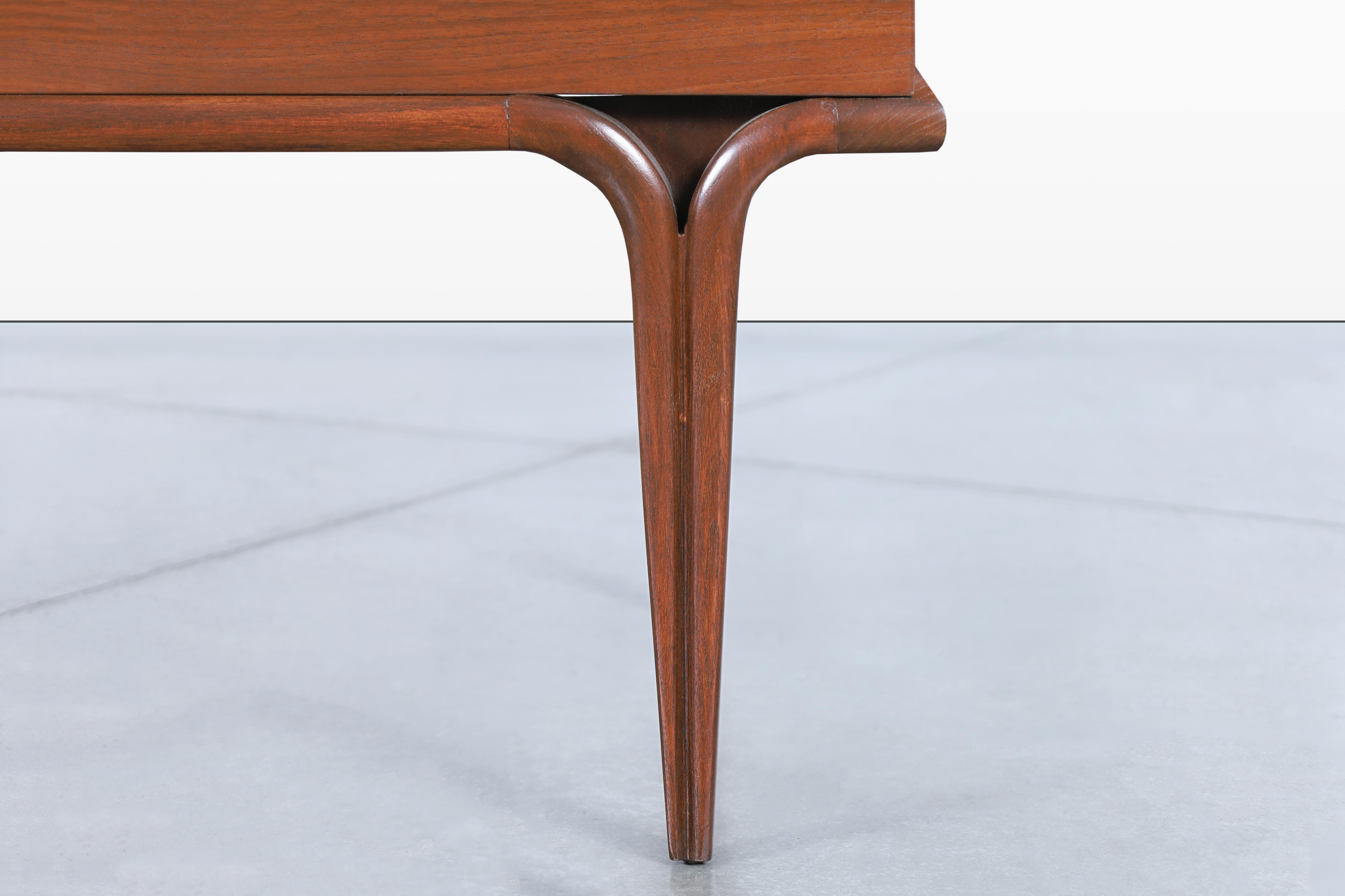 Mid-Century Modern Sculptural Walnut Side Tables/Nightstands For Sale 7