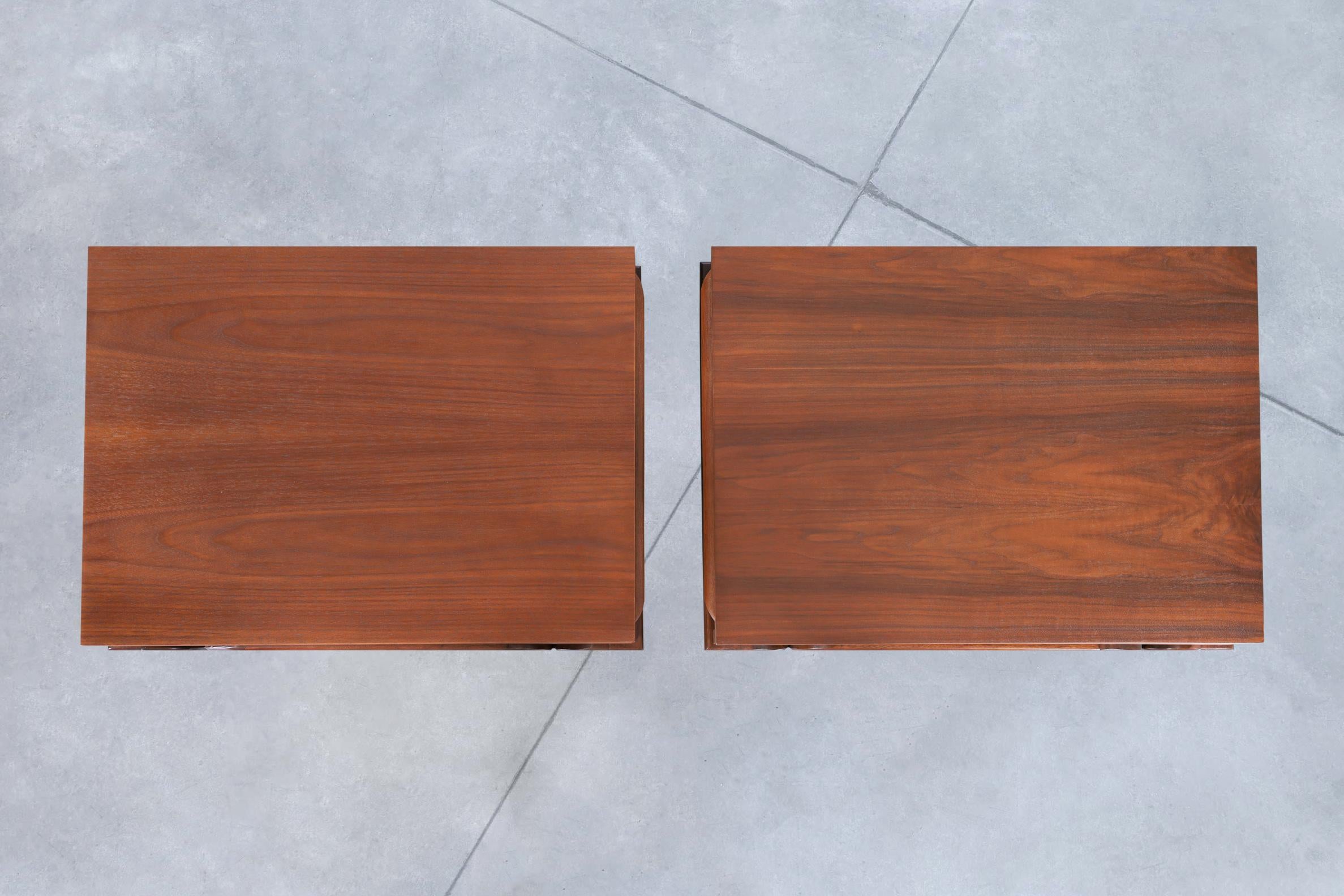 Mid-Century Modern Sculptural Walnut Side Tables/Nightstands For Sale 8