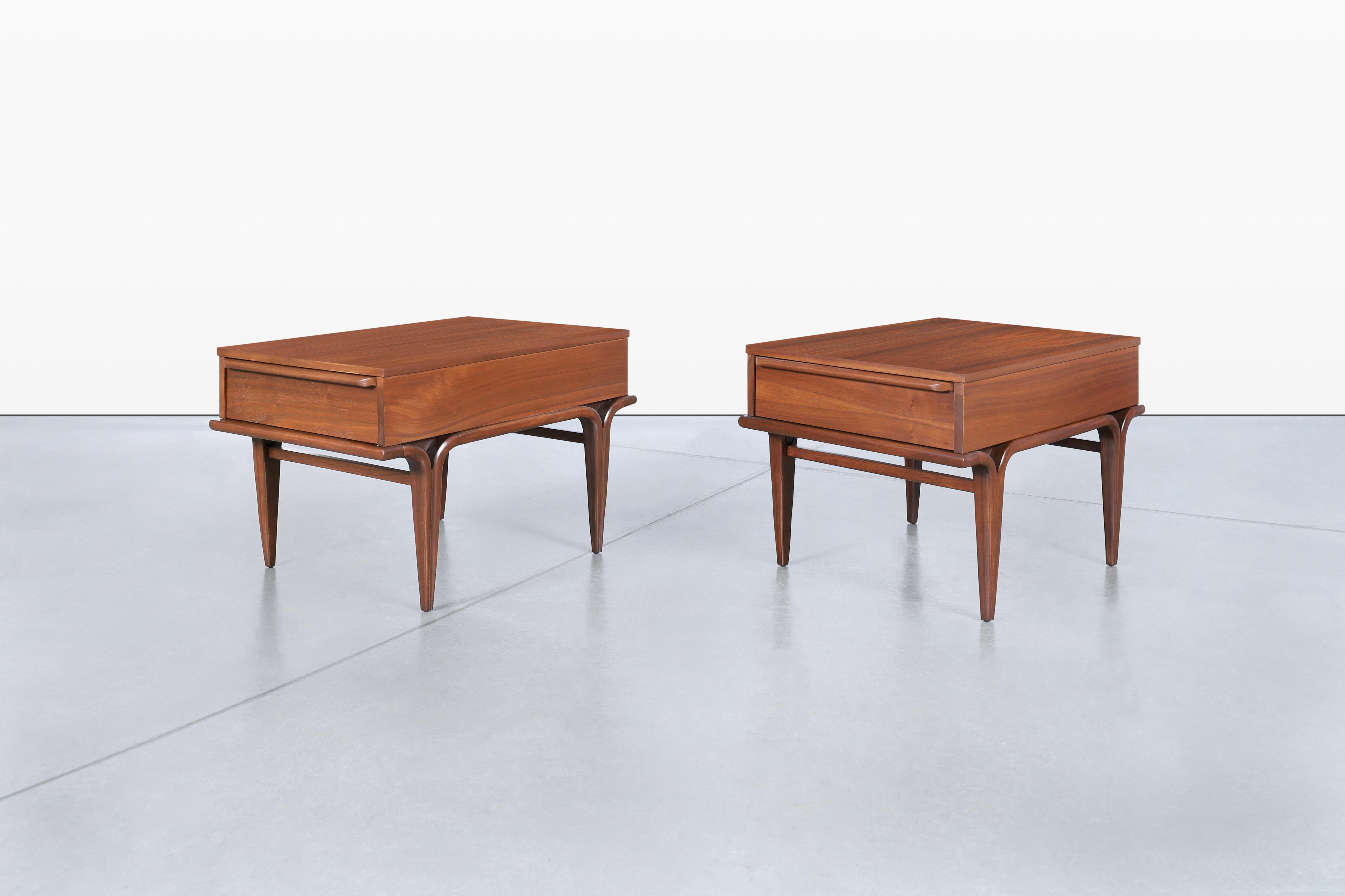 Mid-Century Modern Sculptural Walnut Side Tables/Nightstands In Excellent Condition For Sale In North Hollywood, CA