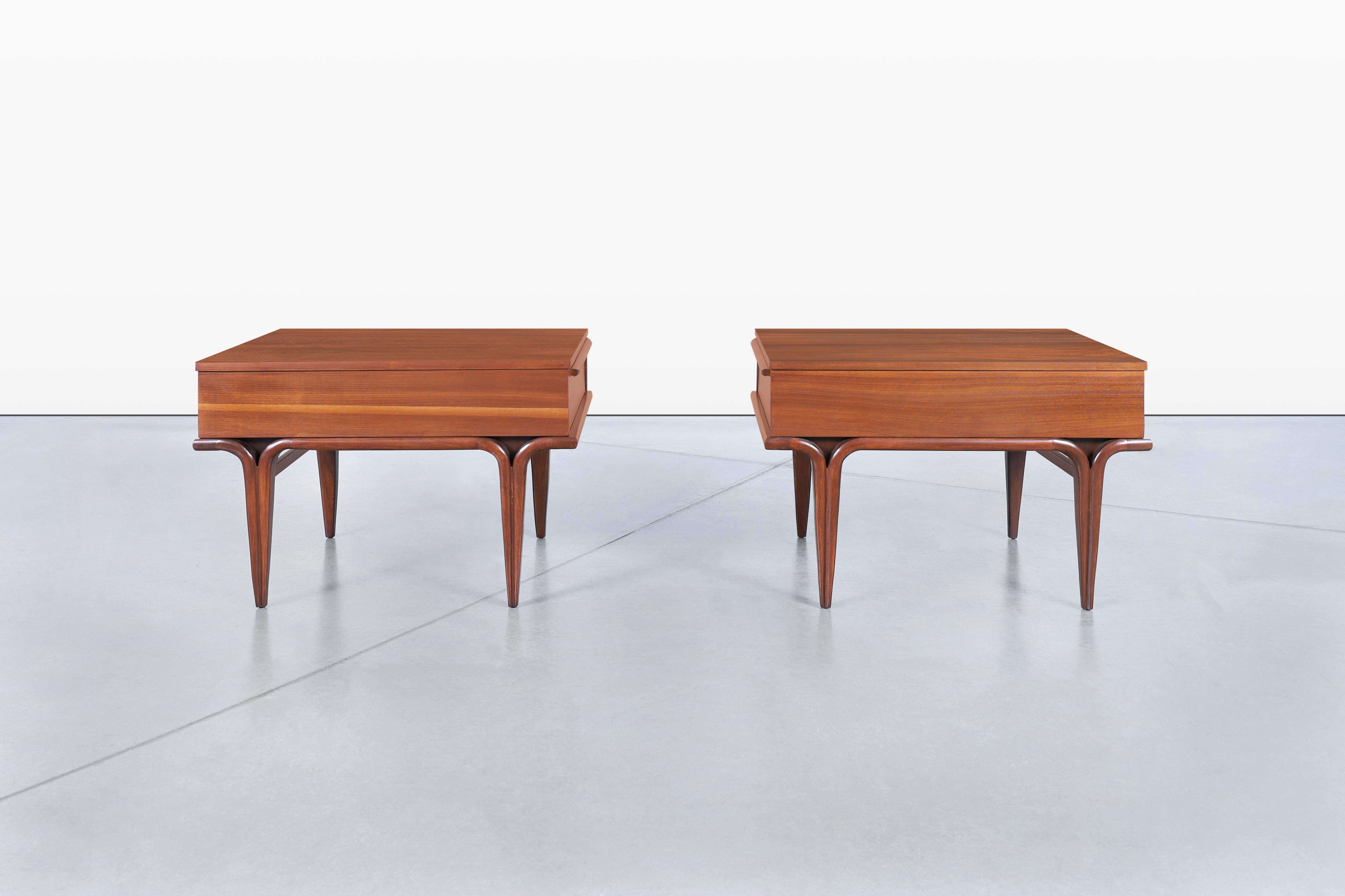 Mid-20th Century Mid-Century Modern Sculptural Walnut Side Tables/Nightstands For Sale