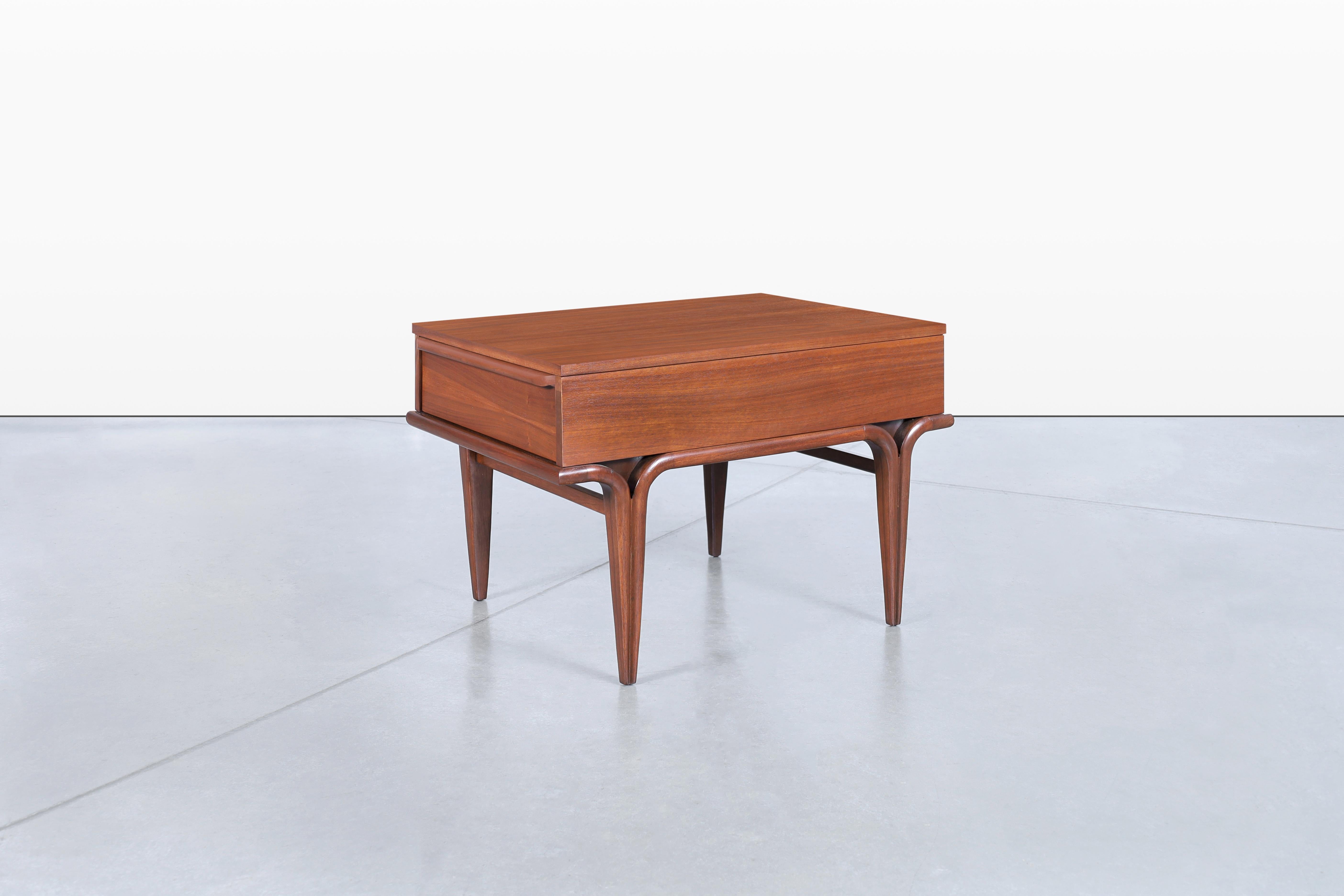 Mid-Century Modern Sculptural Walnut Side Tables/Nightstands For Sale 1