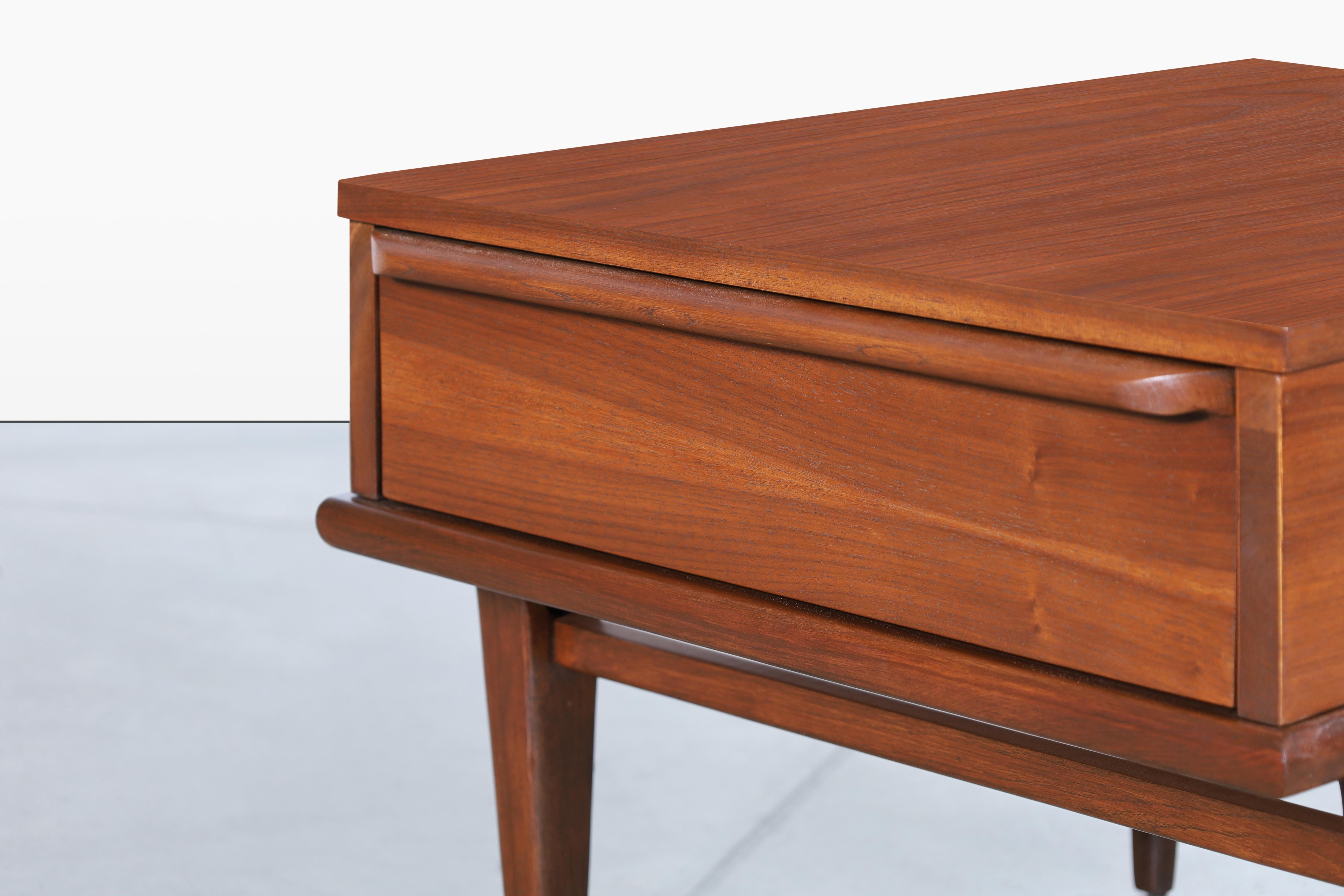 Mid-Century Modern Sculptural Walnut Side Tables/Nightstands For Sale 2