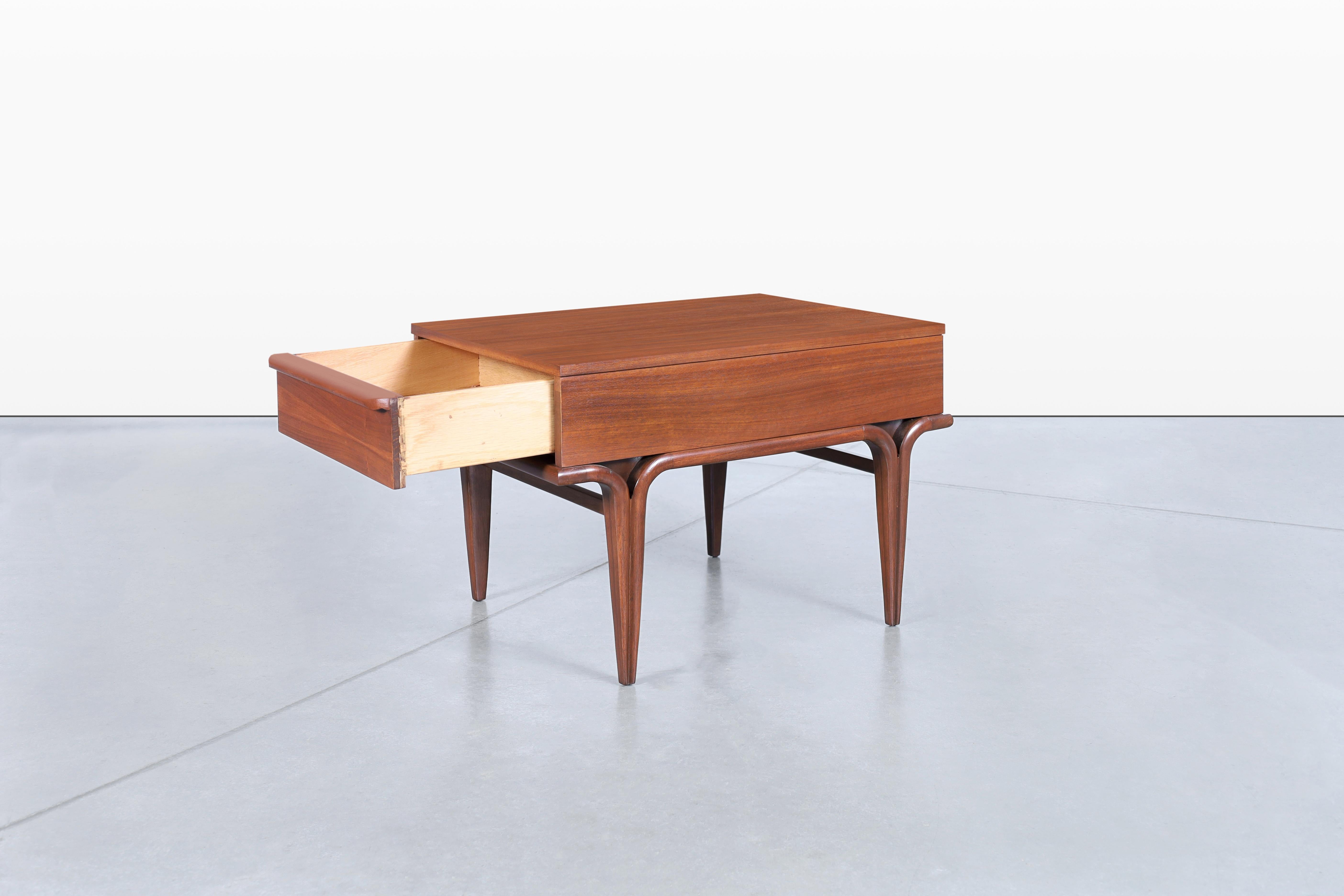 Mid-Century Modern Sculptural Walnut Side Tables/Nightstands For Sale 3
