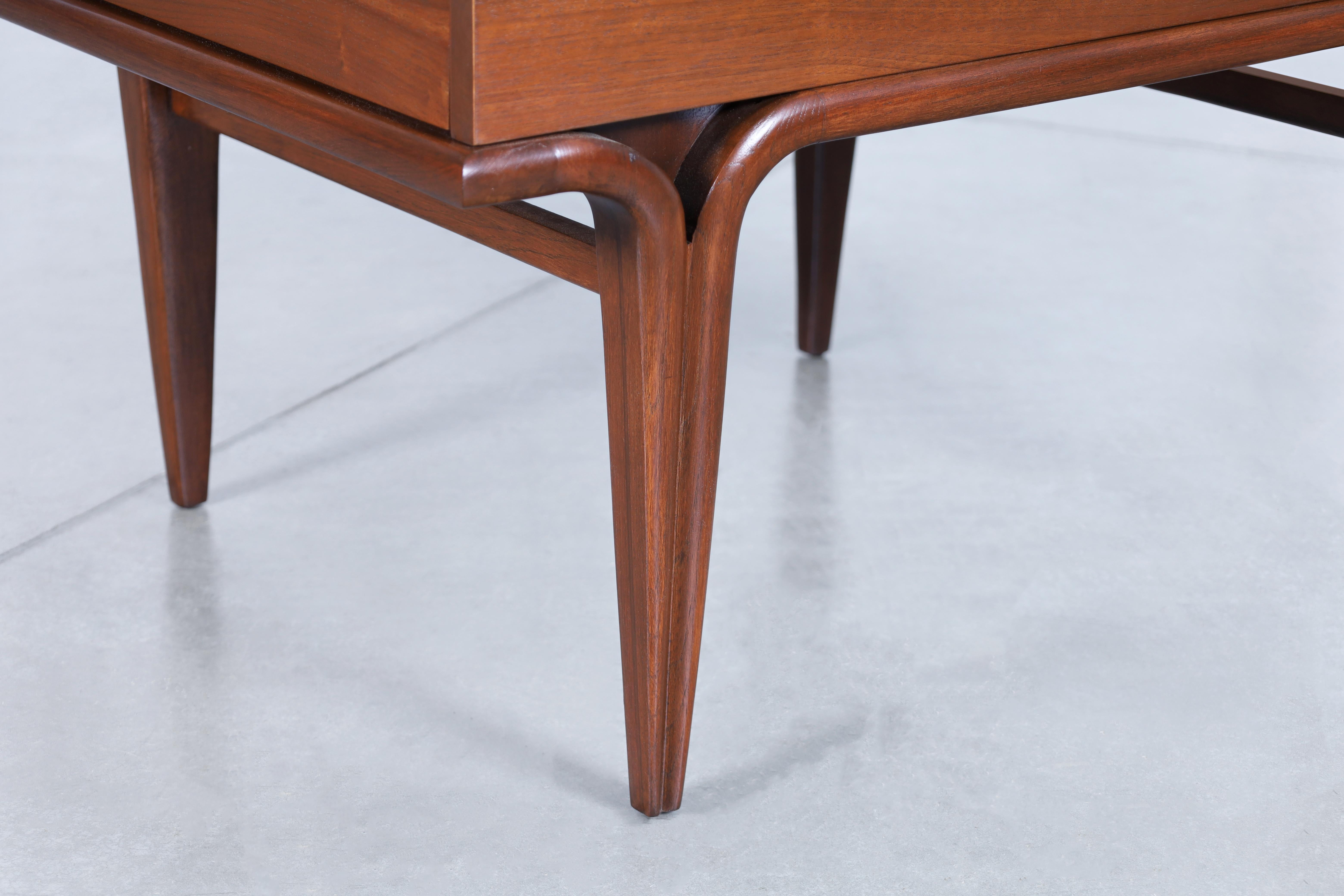 Mid-Century Modern Sculptural Walnut Side Tables/Nightstands For Sale 4