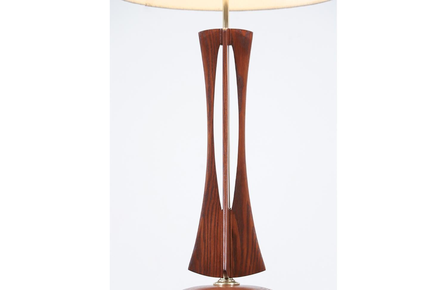 Mid-Century Modern Sculptural Walnut Wood Table Lamp In Excellent Condition In Los Angeles, CA