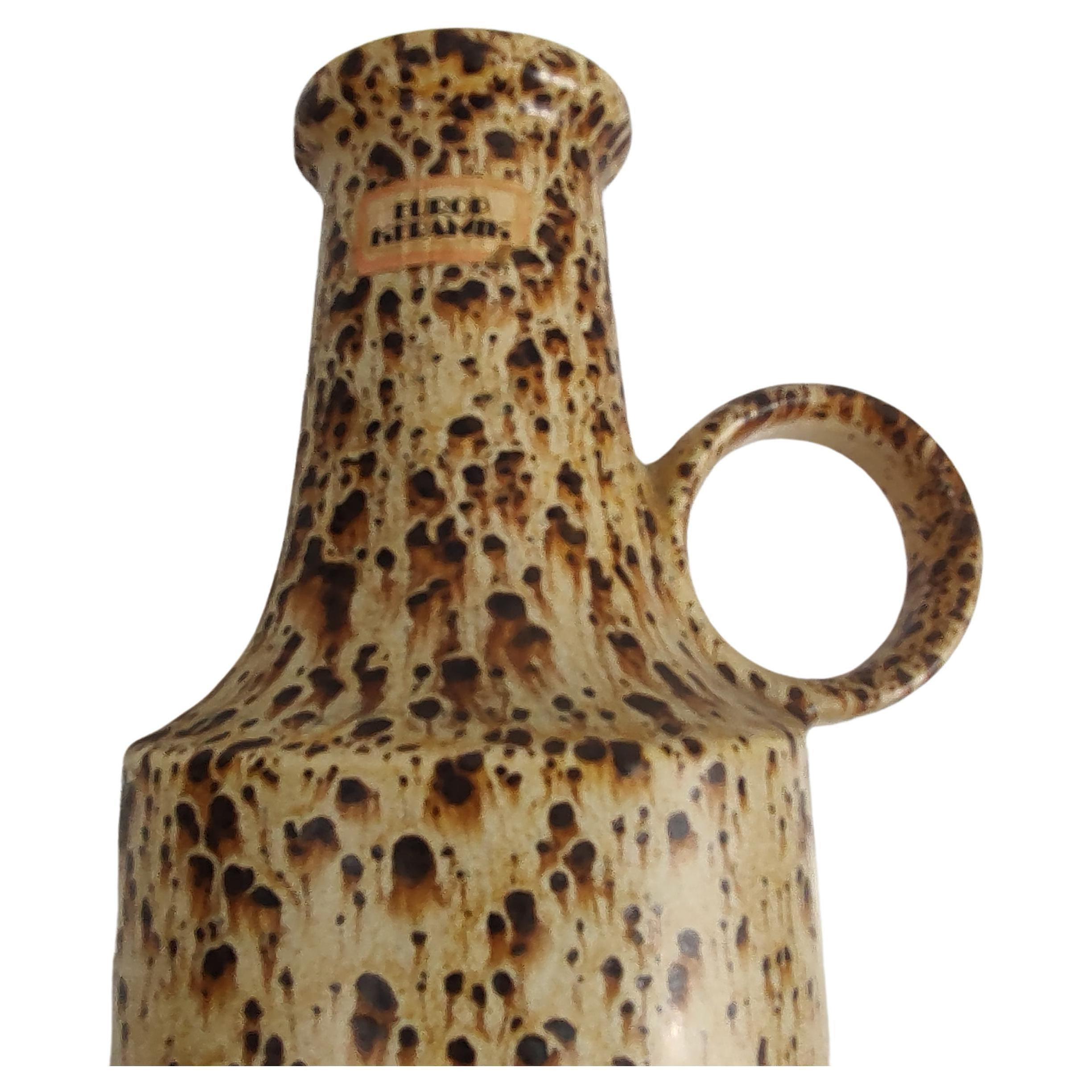 Fabuleux vase en forme de bouteille, haut et magnifiquement émaillé, de Scheurich Keramik, Allemagne de l'Ouest, vers 1960. Dessin d'éclaboussures en haut dans les tons bruns. En excellent état vintage avec une usure minimale, une piqûre de puce au
