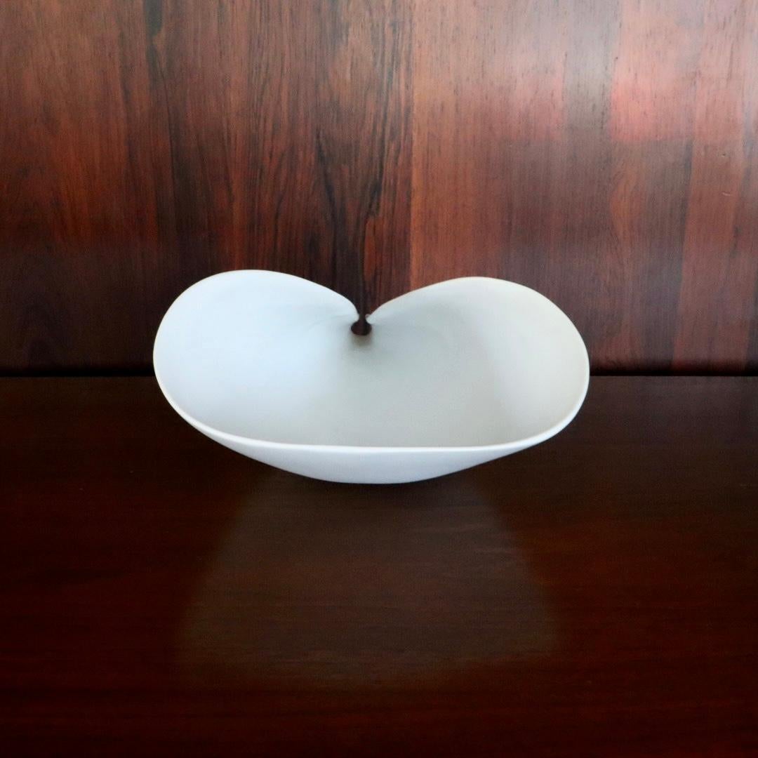 Glazed Mid-Century Modern Sculptural White Bowl by Stig Lindberg, Veckla Series