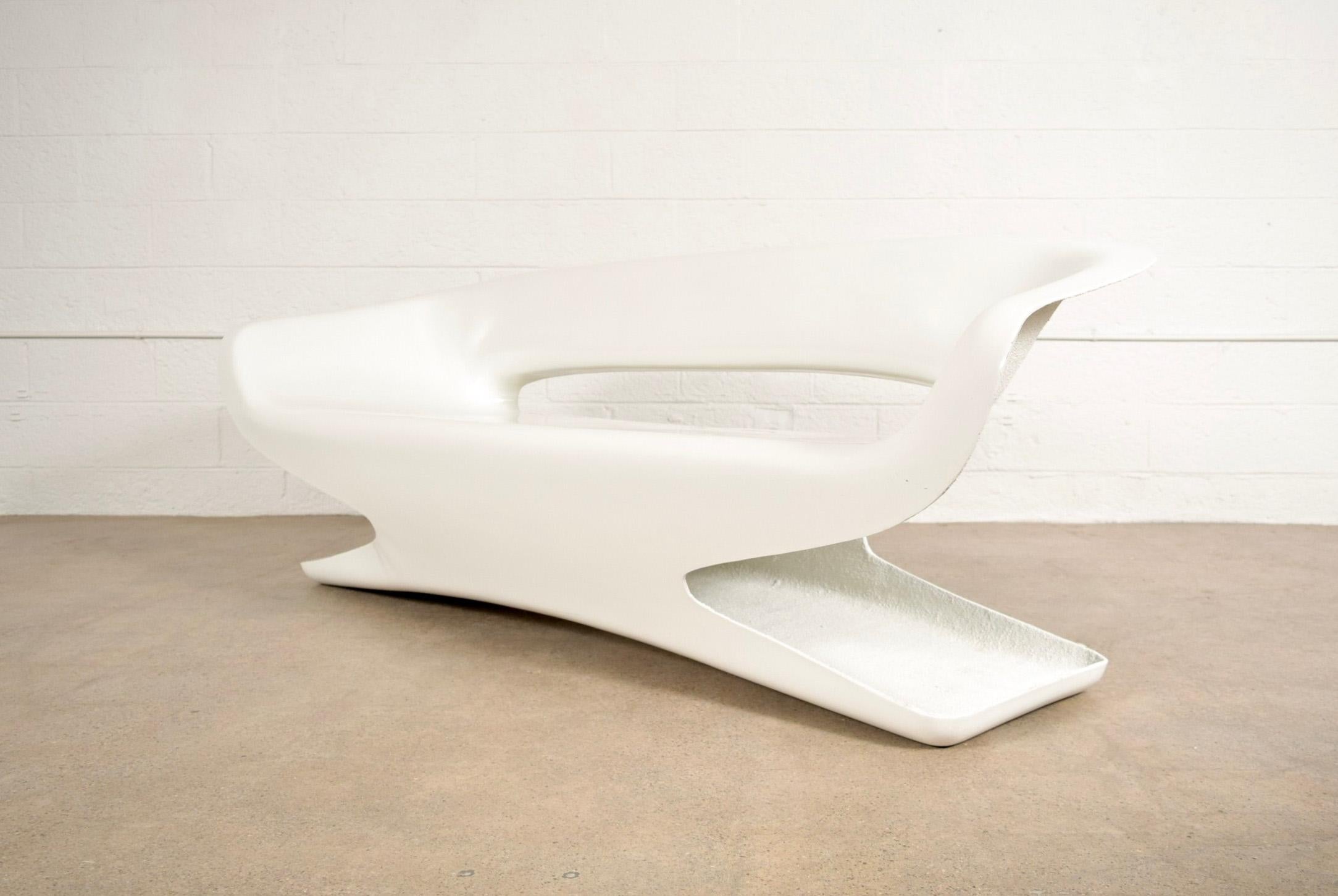 1970s Space Age Sculptural White Molded Fiberglass Sofa Couch In Good Condition In Detroit, MI