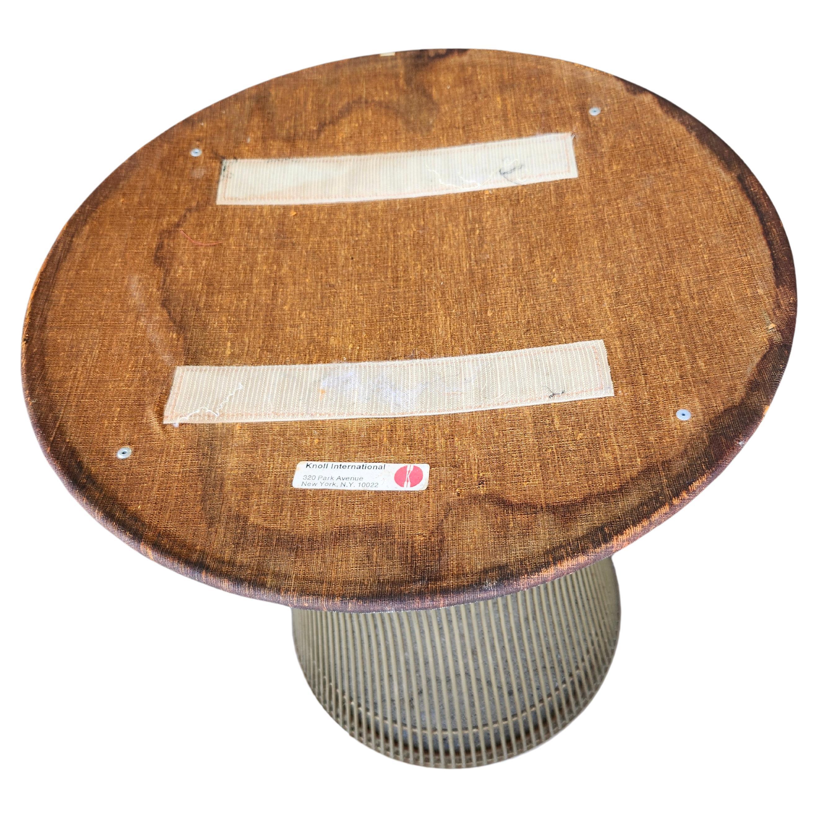 Sgabello da toilette semplice ma elegante di Warren Platner per Knoll, 1970 circa.  Cuscino nuovo di zecca con schiuma completamente nuova di colore arancione bruciato.  Si attacca con il velcro per bloccarlo in posizione. In eccellenti condizioni