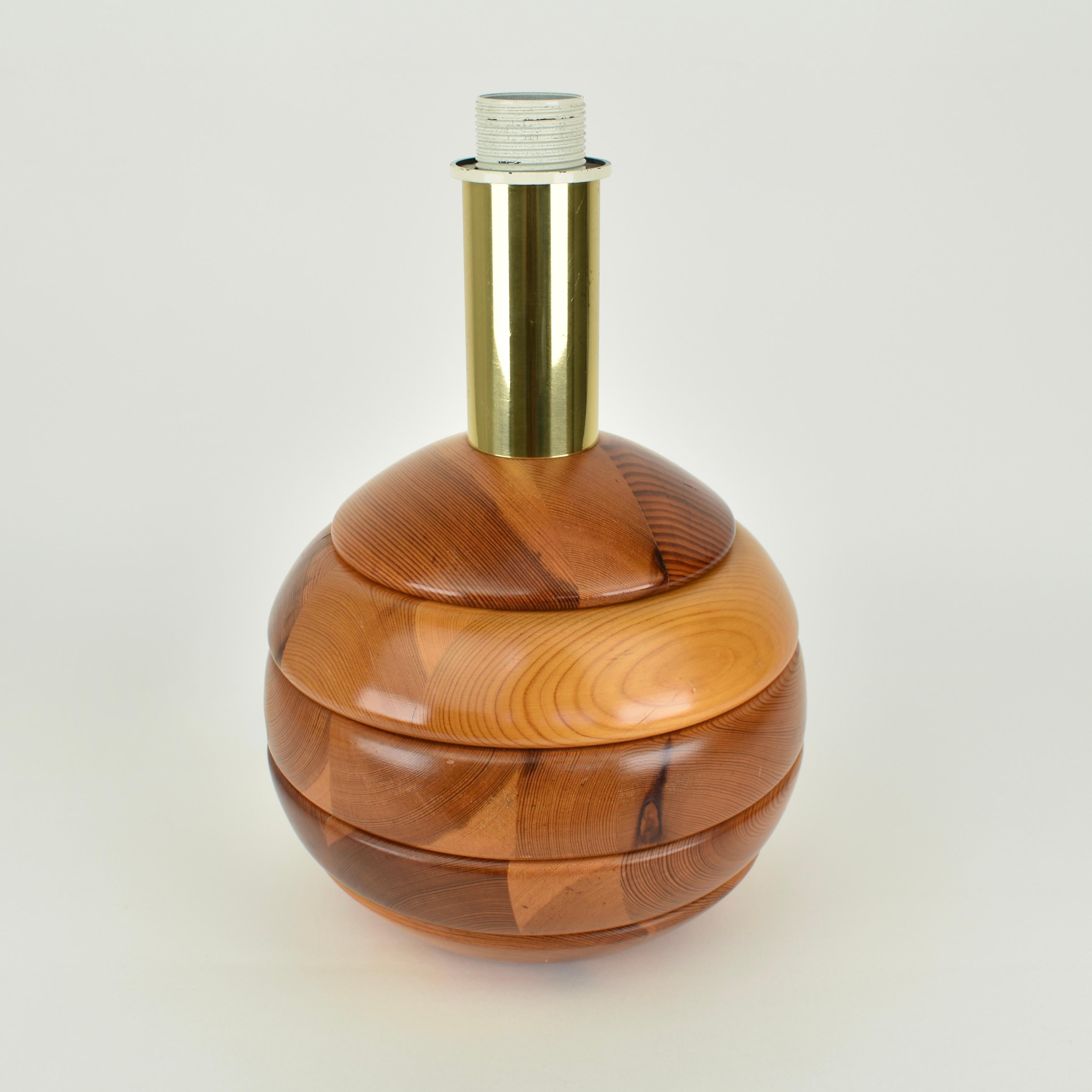 Moderne skulpturale Tischlampe aus Holzscheiben, Mid-Century Modern im Angebot 3