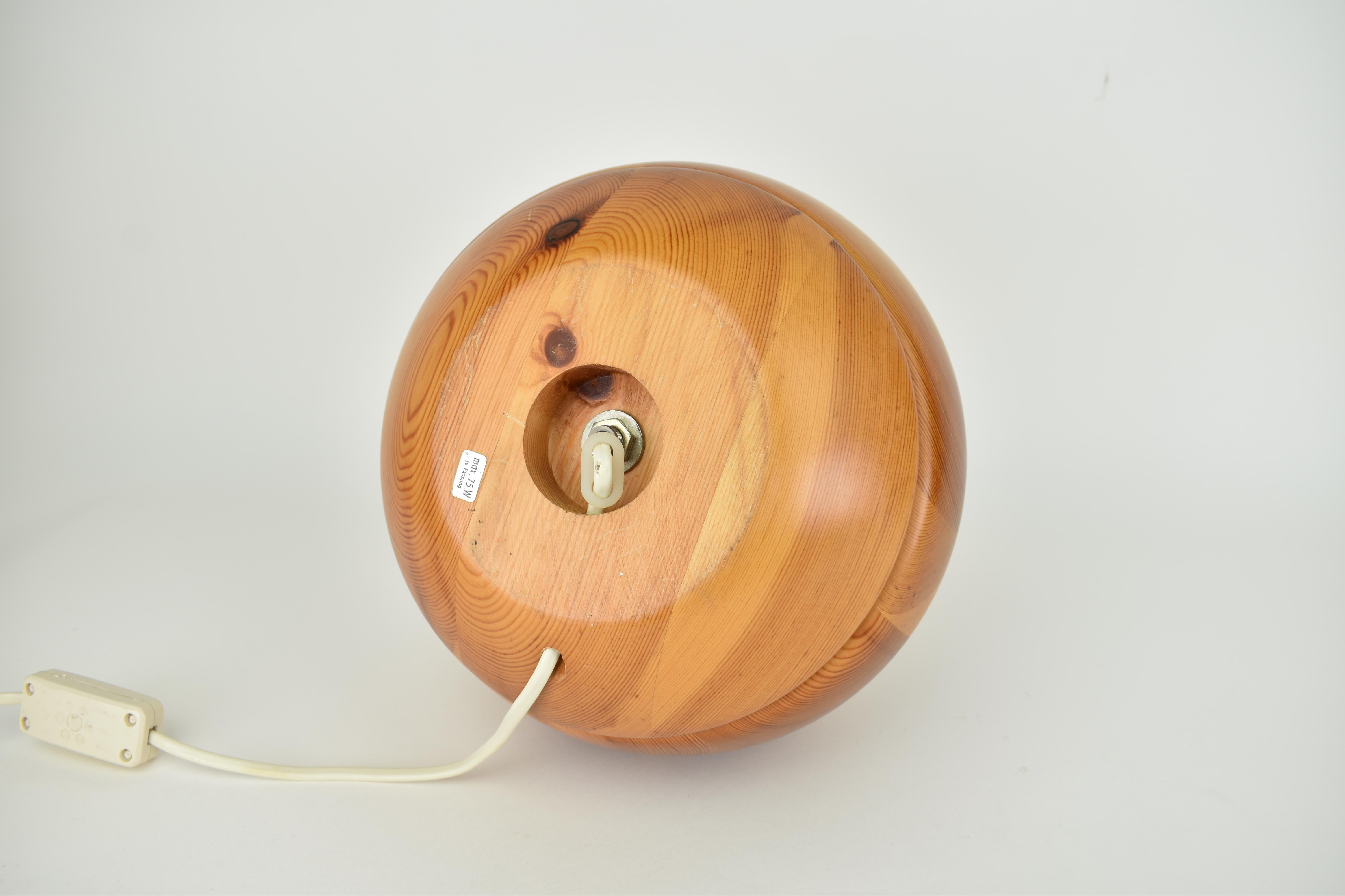 Moderne skulpturale Tischlampe aus Holzscheiben, Mid-Century Modern im Angebot 4