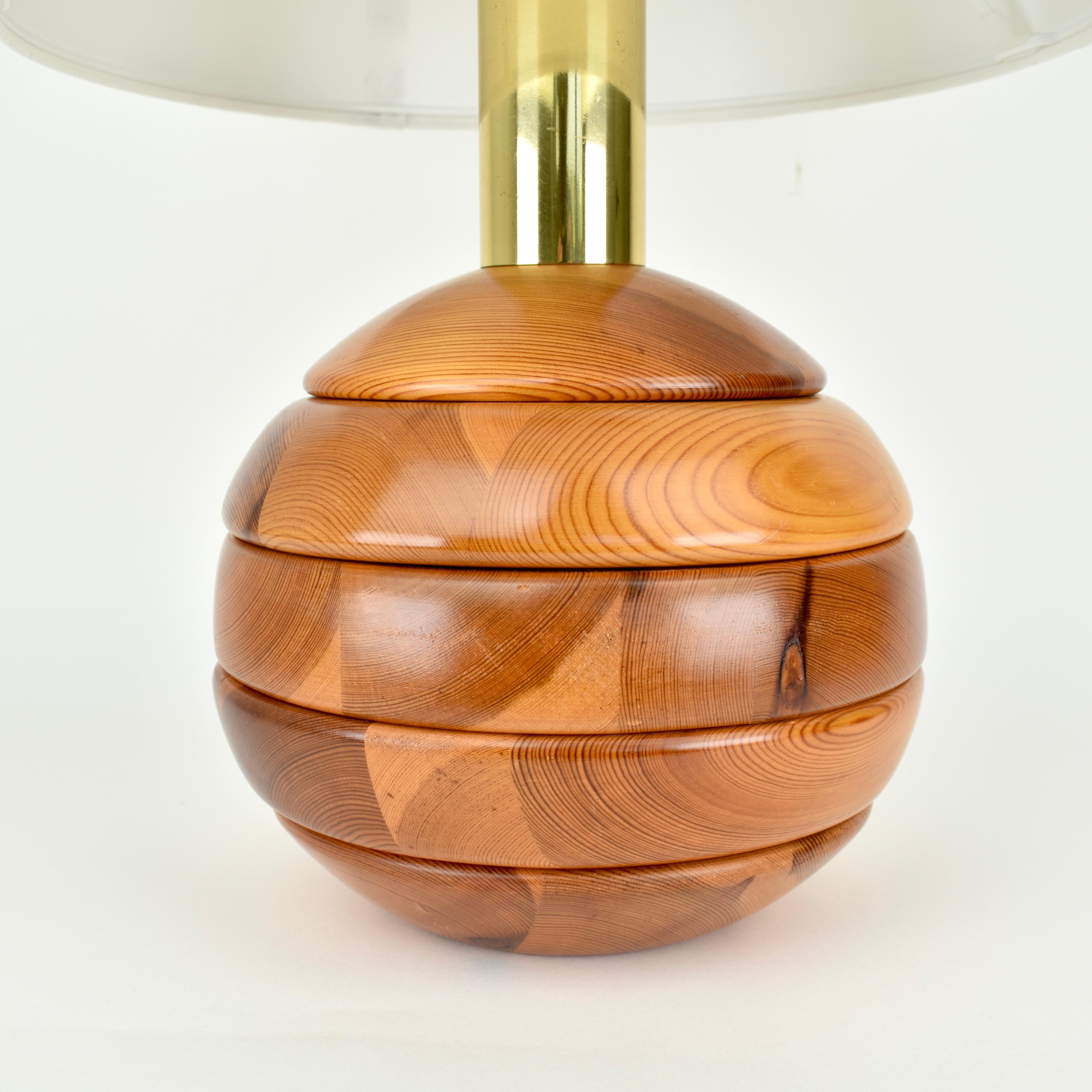 Seltene Tischleuchte aus Holz, hergestellt in Deutschland in den 1970er Jahren. Dieser Sockel besteht aus gestapelten massiven Kiefernholzscheiben, die eine Kugel ergeben. Aus Messing gefertigt, für eine Glühbirne der Größe e26 oder e27 geeignet. In