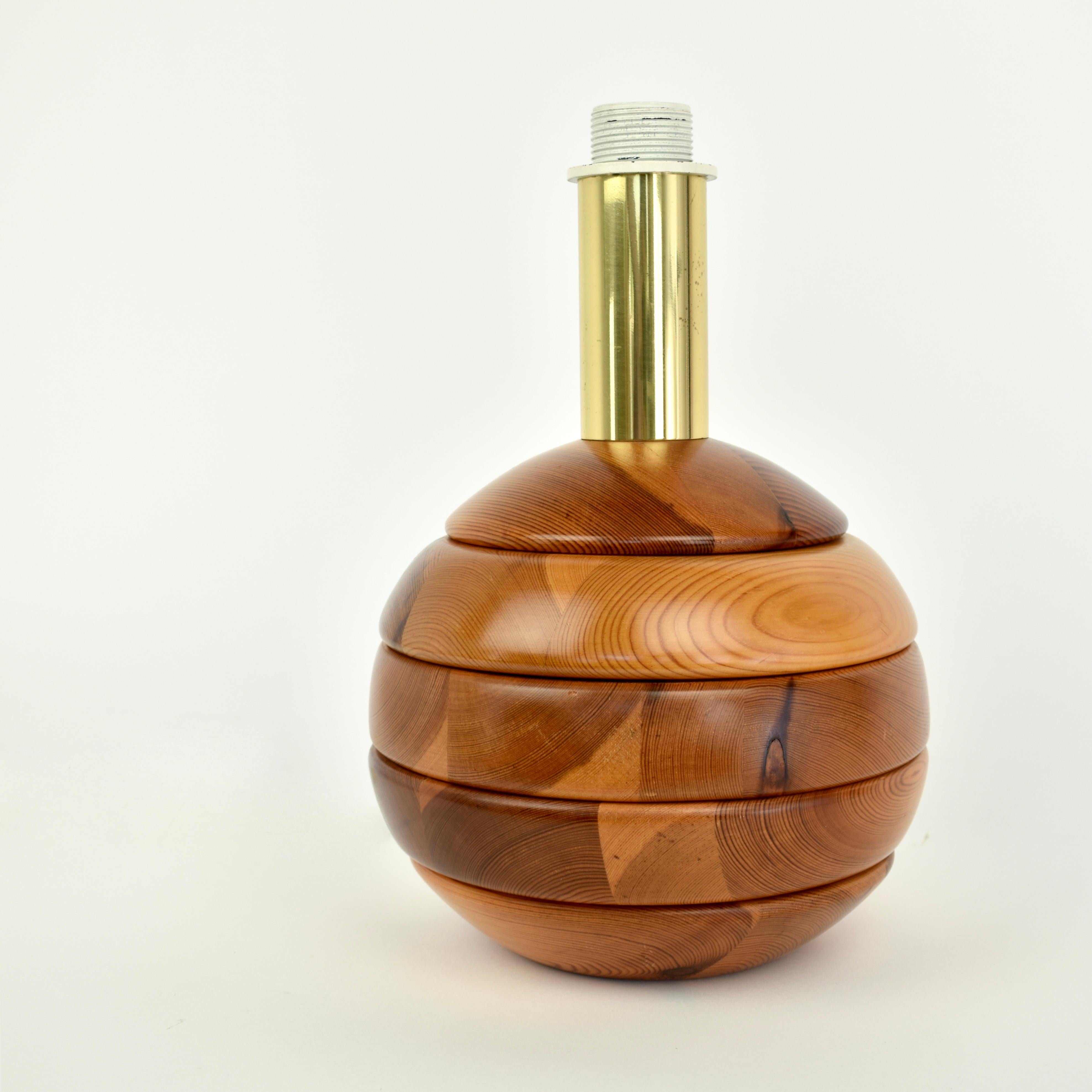 Moderne skulpturale Tischlampe aus Holzscheiben, Mid-Century Modern (Moderne der Mitte des Jahrhunderts) im Angebot