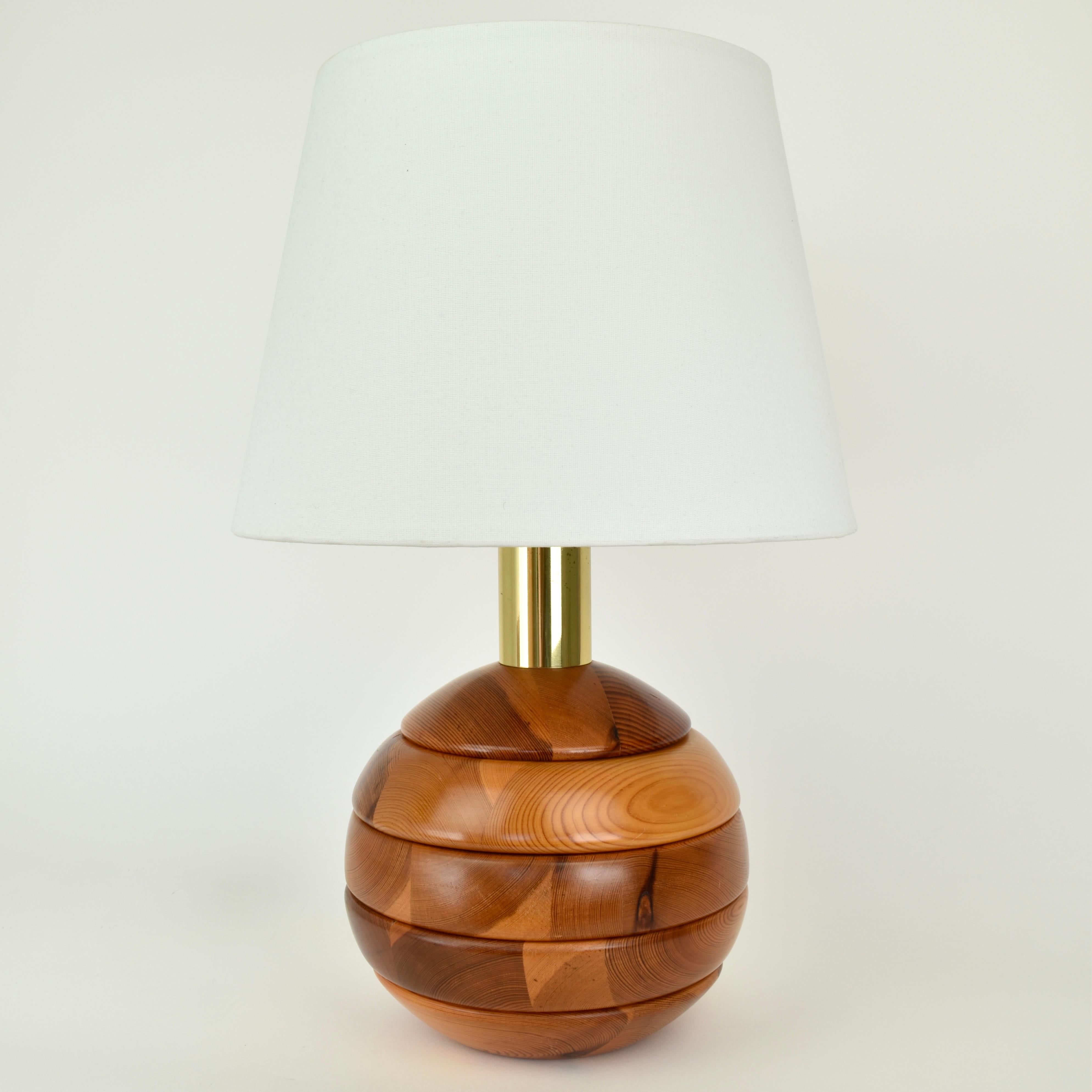 Moderne skulpturale Tischlampe aus Holzscheiben, Mid-Century Modern (Europäisch) im Angebot