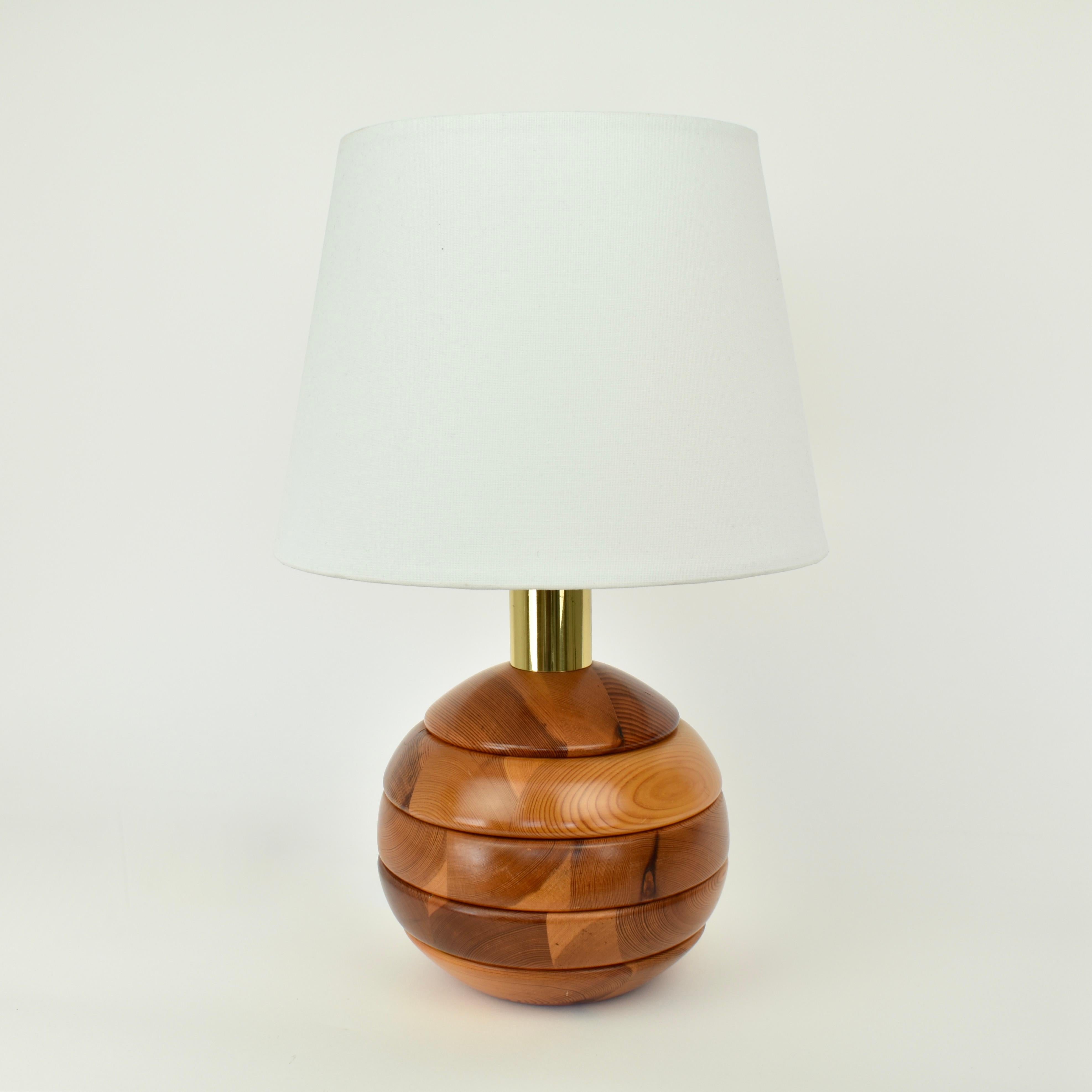 Moderne skulpturale Tischlampe aus Holzscheiben, Mid-Century Modern (Mitte des 20. Jahrhunderts) im Angebot