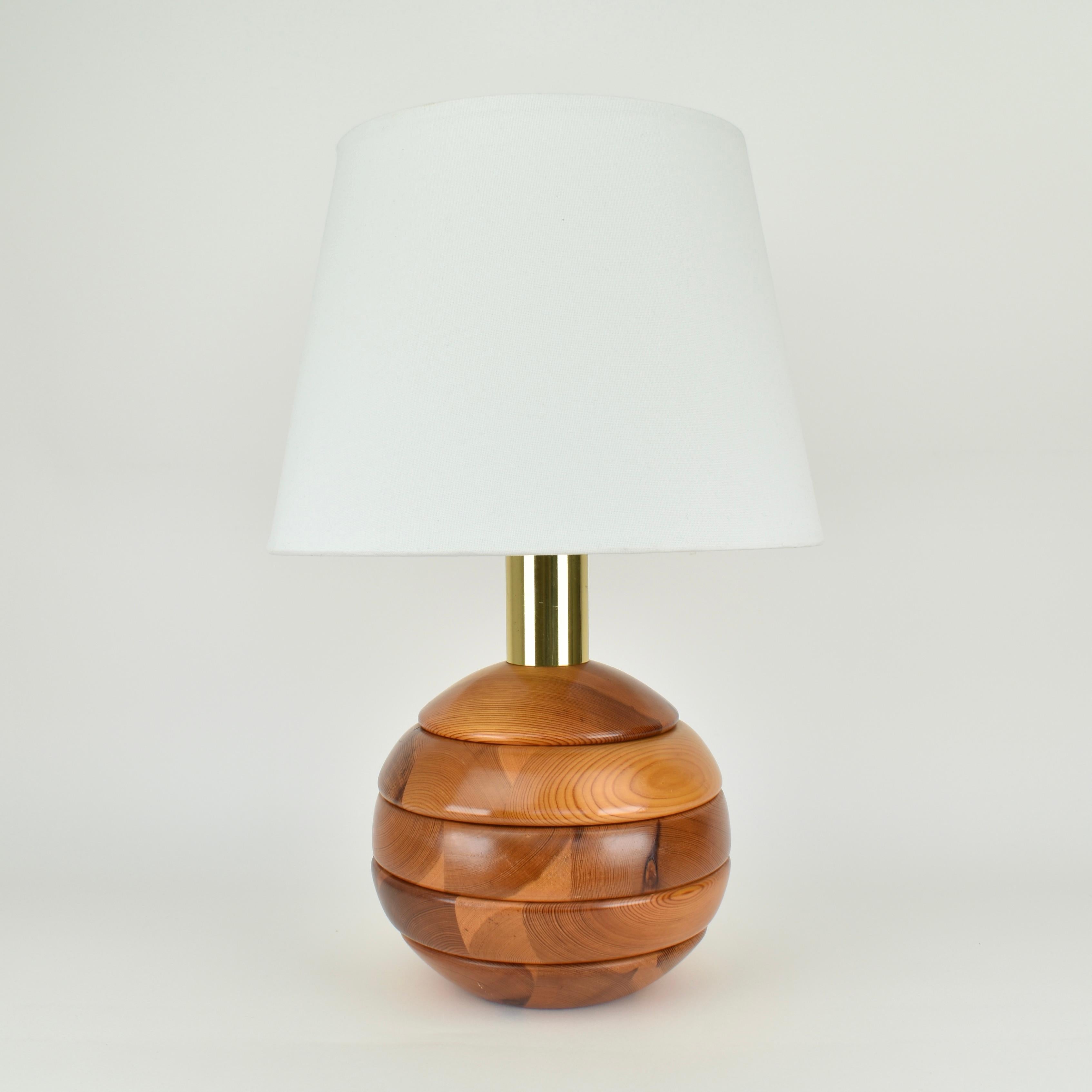 Moderne skulpturale Tischlampe aus Holzscheiben, Mid-Century Modern (Messing) im Angebot