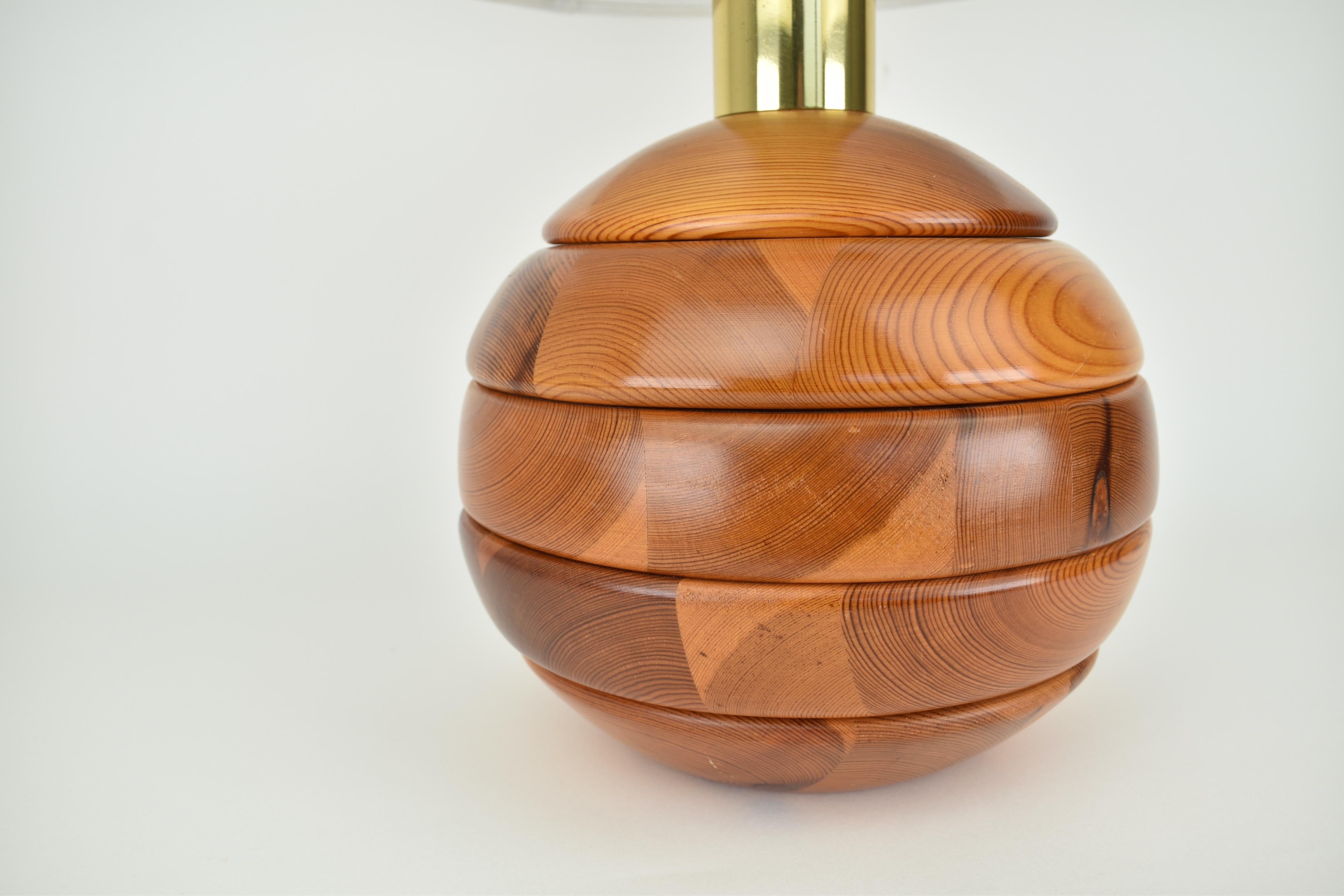 Moderne skulpturale Tischlampe aus Holzscheiben, Mid-Century Modern im Angebot 1
