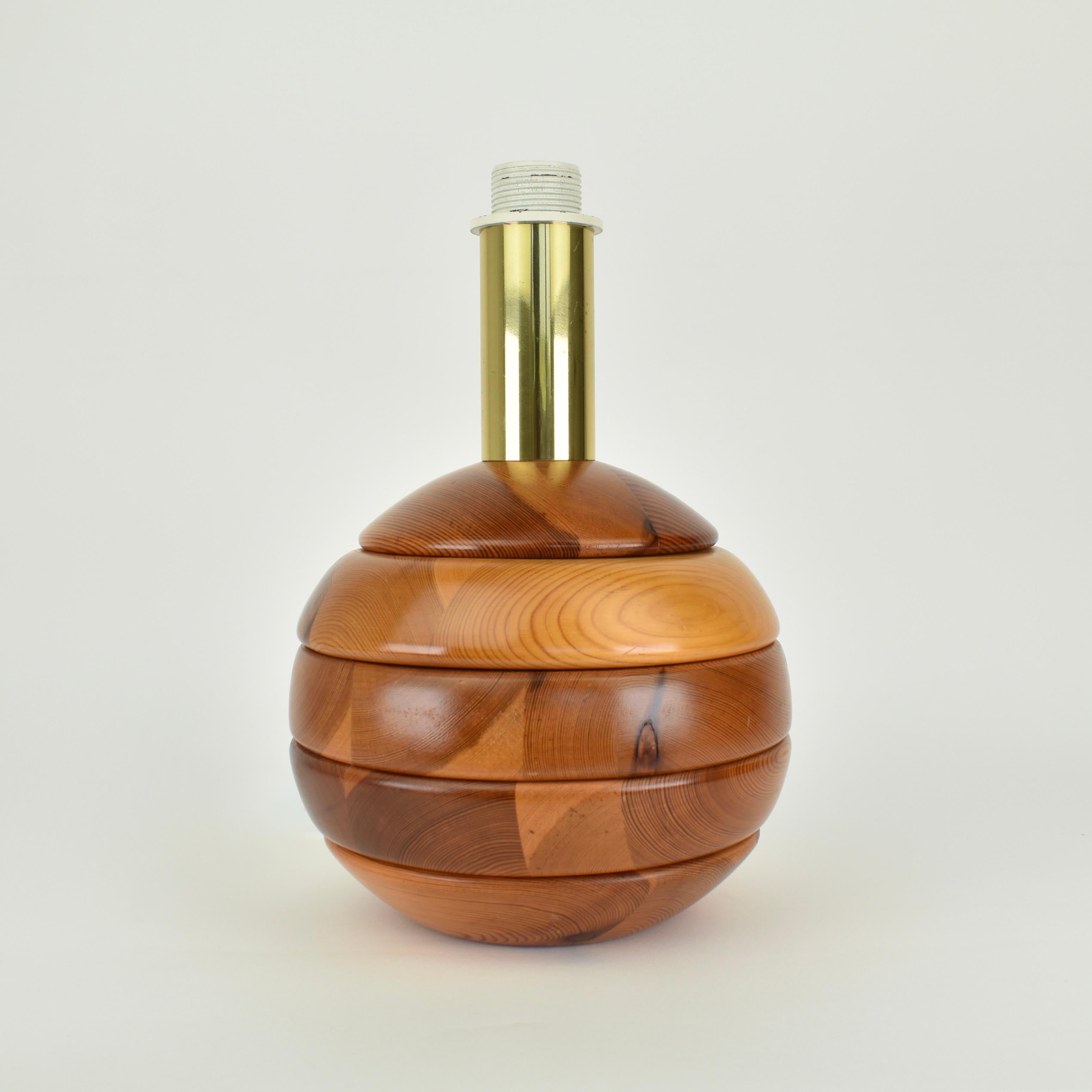 Moderne skulpturale Tischlampe aus Holzscheiben, Mid-Century Modern im Angebot 2