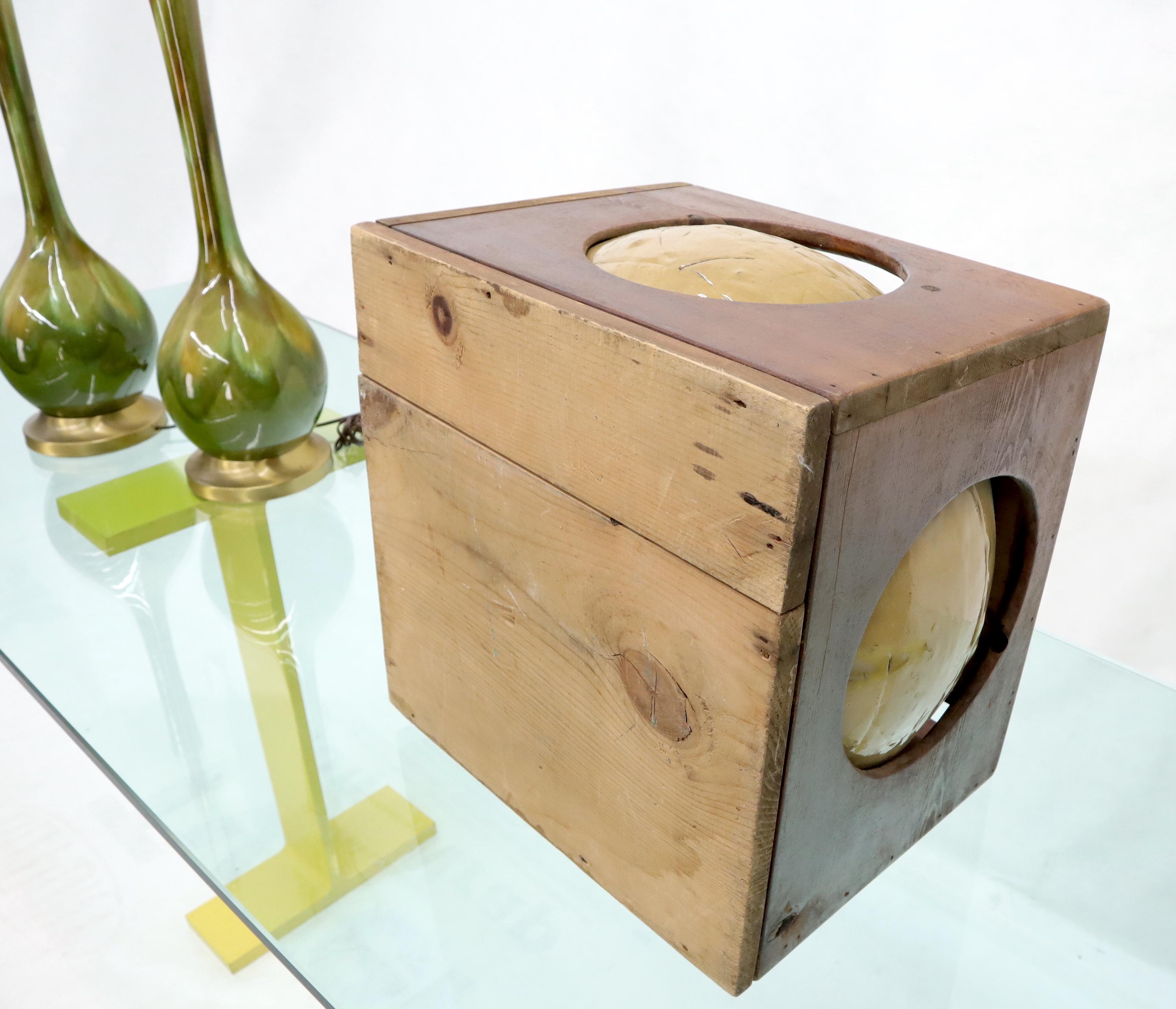 Ceramica Scultura moderna di metà secolo di una sfera di ceramica incassata in una cassa di legno in vendita