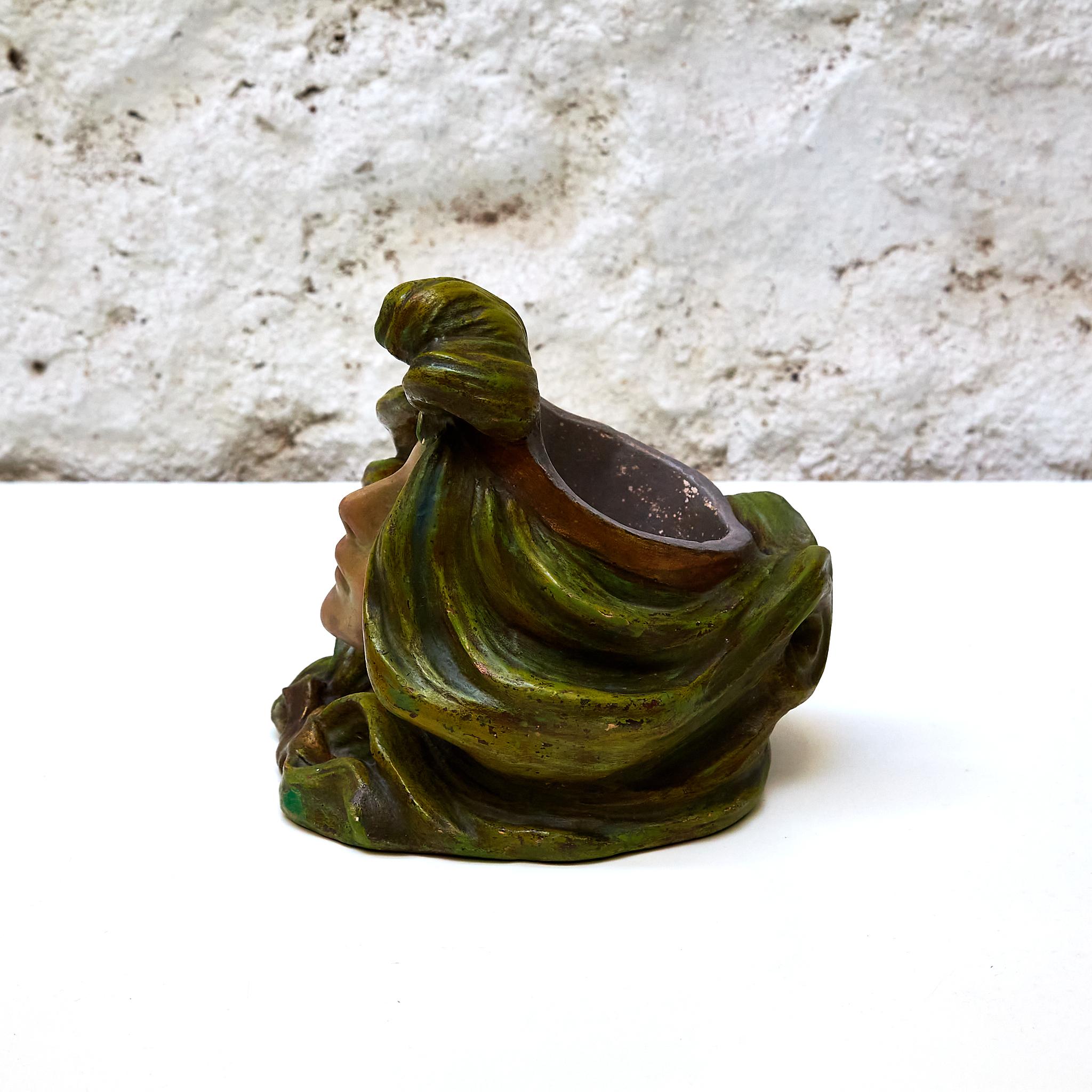 Vase sculpture de Josep Casanobas.

Fabriqué en Espagne, vers 1930.

En état d'origine avec une usure mineure conforme à l'âge et à l'utilisation, préservant une belle patine.

Matériaux : 
Céramique.

Dimensions : 
P 18 cm x L 18 cm x H