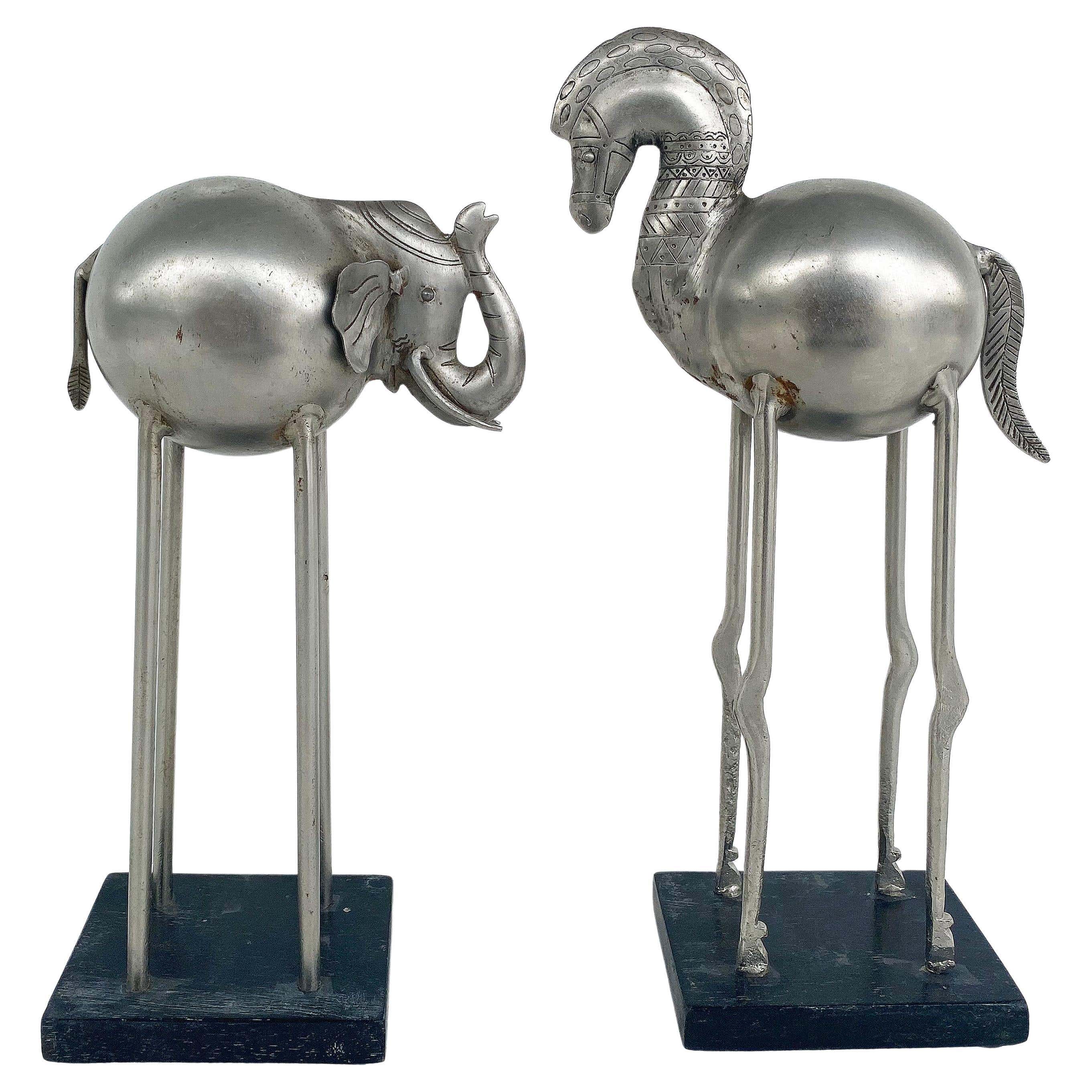 Esculturas modernas de mediados de siglo de caballo y elefante con patas alargadas