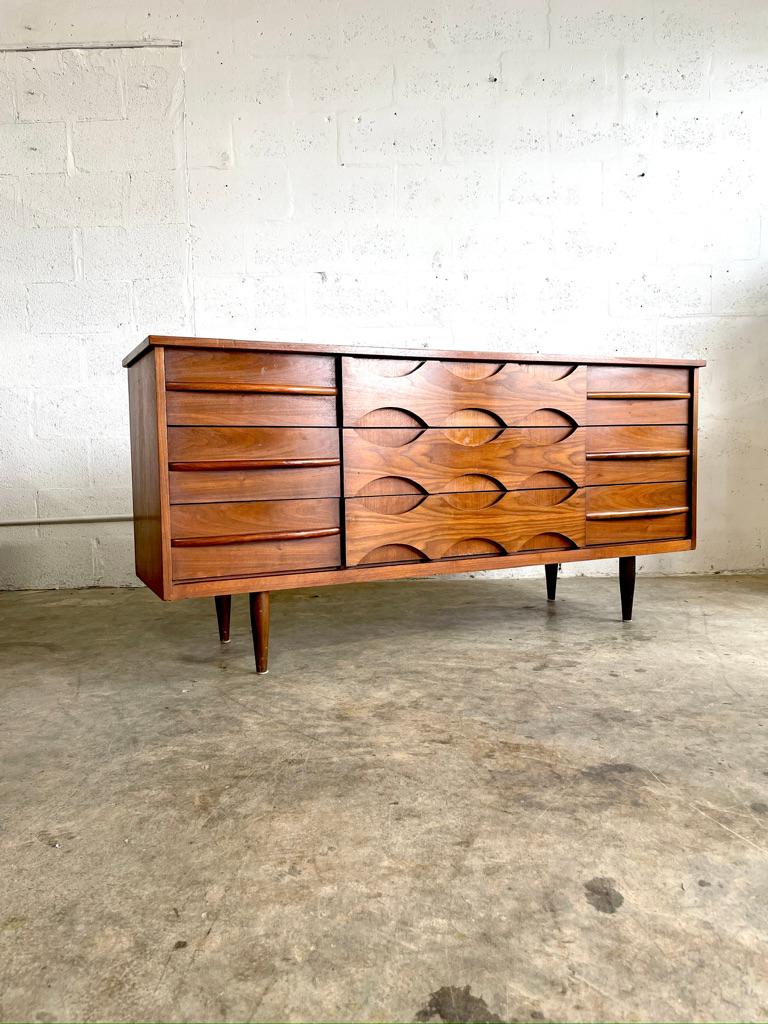 Mid-Century moderno Cassettiera o cassapanca scultorea moderna del Medioevo in vendita