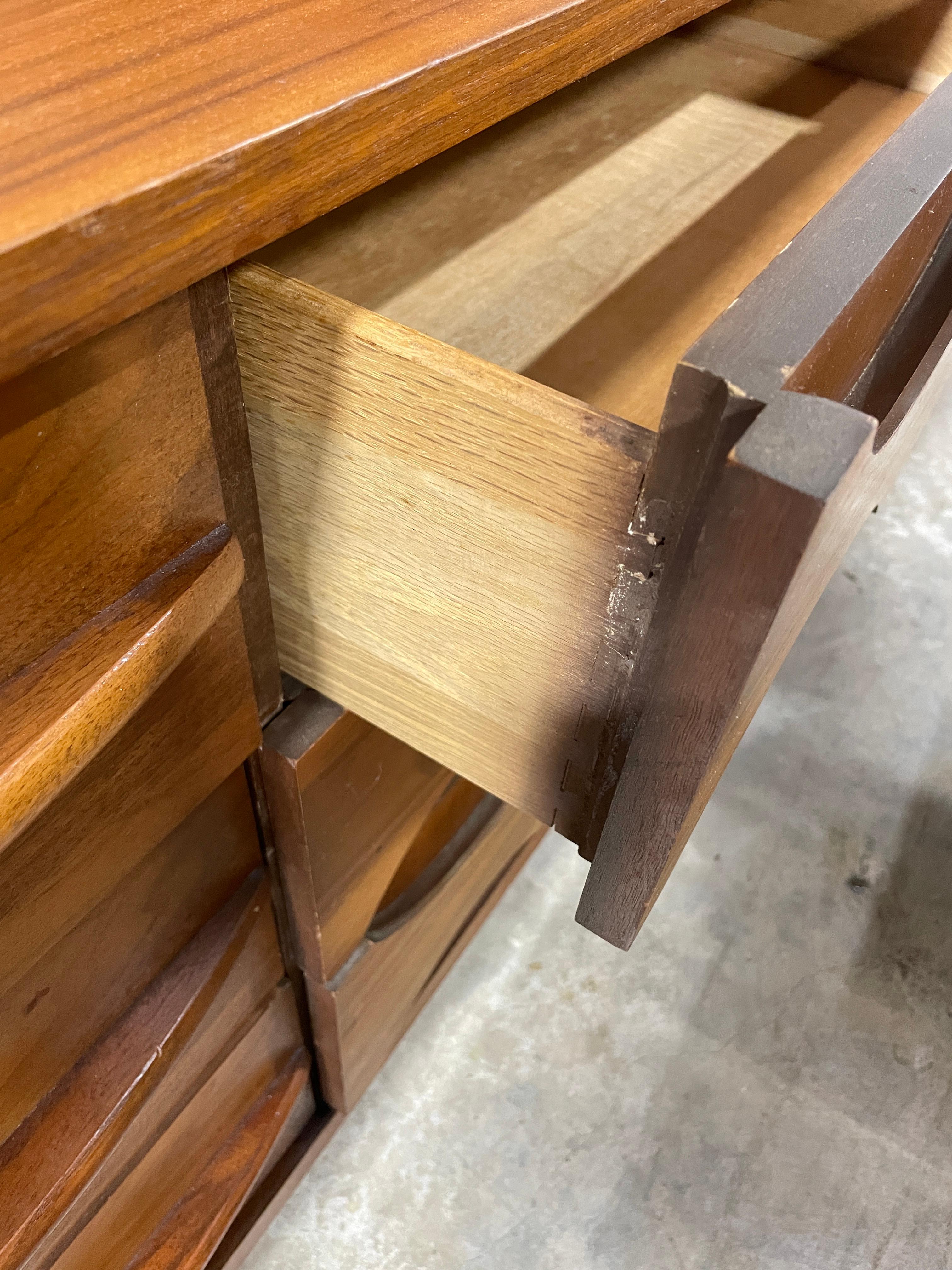 Legno Cassettiera o cassapanca scultorea moderna del Medioevo in vendita
