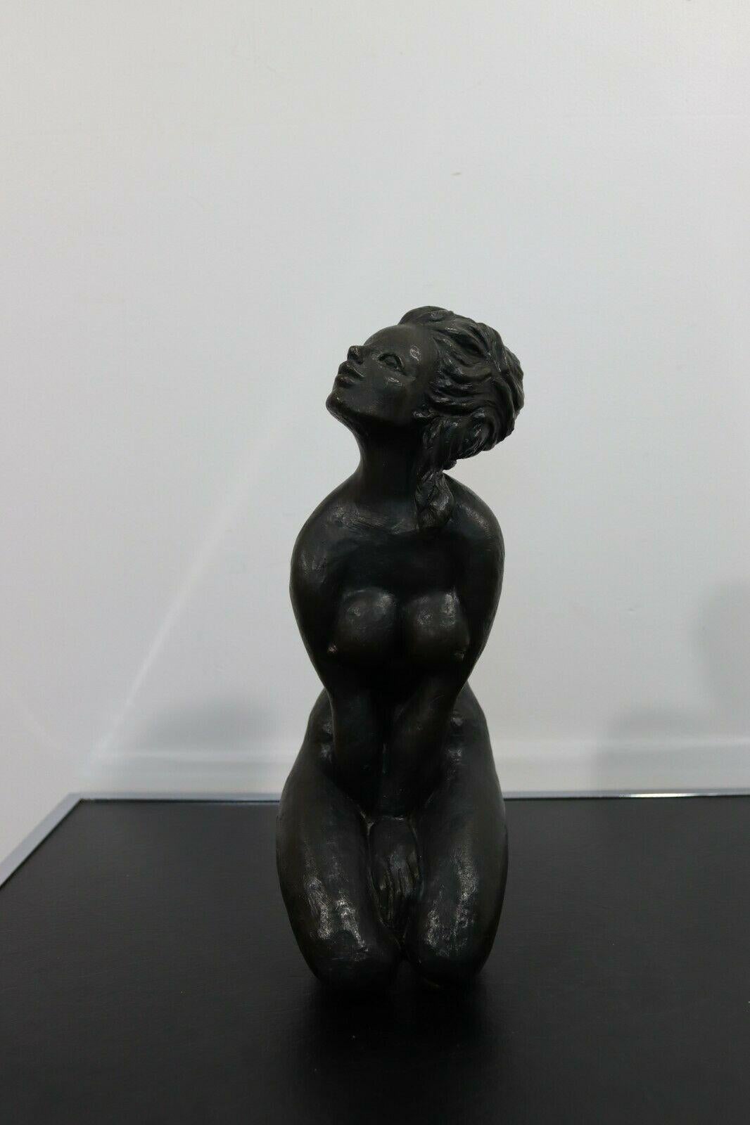 A glamourous, show-stopping, bronze sculpture depicting a modern seated female figured. Signed Betty Jacob 1968. In excellent condition. 

Dimensions: 16