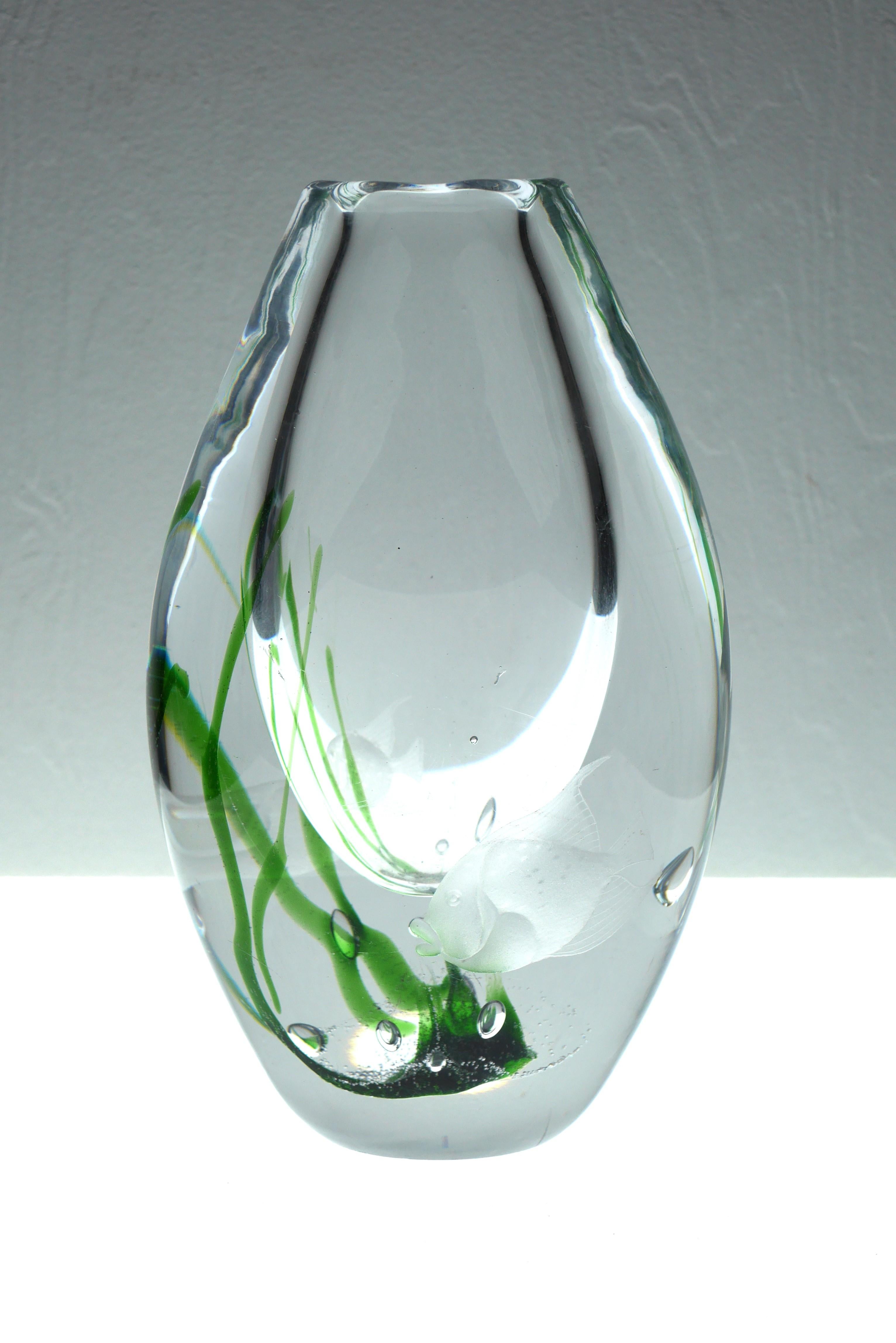 Mid-century modern seaweed and fish vase made by Vicke Lindstrand Kosta, Sweden For Sale 4
