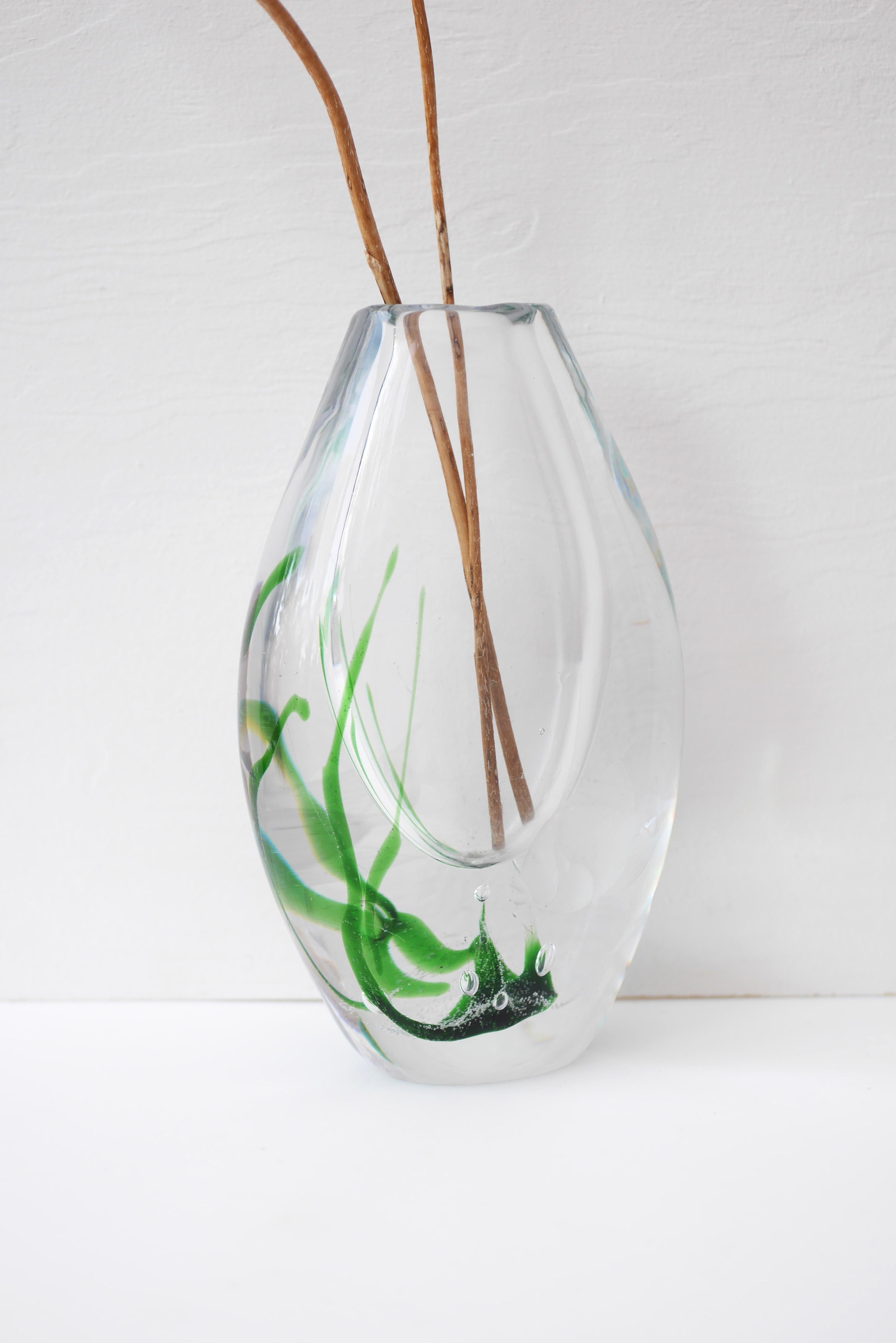 Art Glass Mid-century modern seaweed and fish vase made by Vicke Lindstrand Kosta, Sweden For Sale