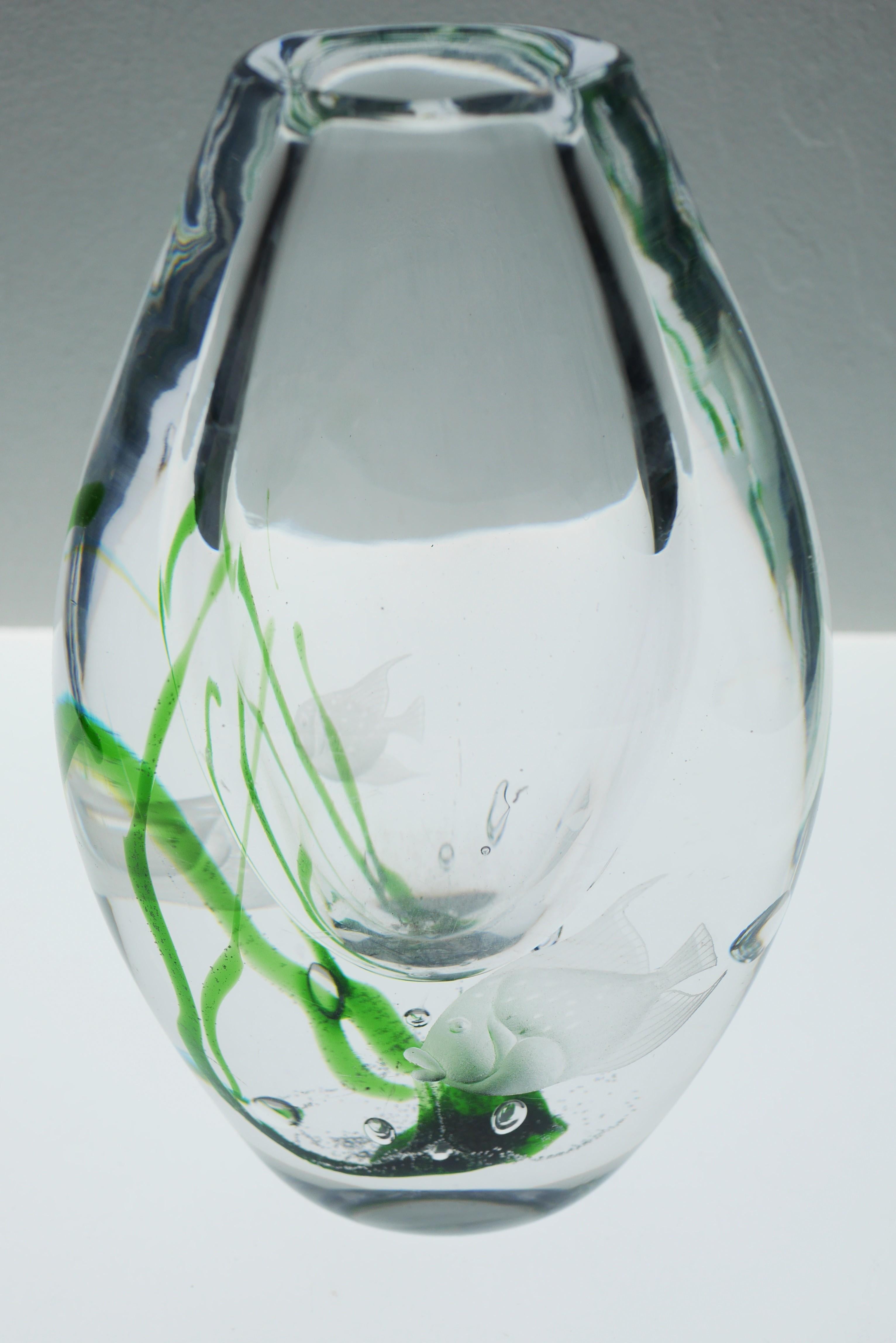 Milieu du XXe siècle Vase moderne du milieu du siècle dernier, fabriqué par Vicke Lindstrand Kosta, Suède en vente