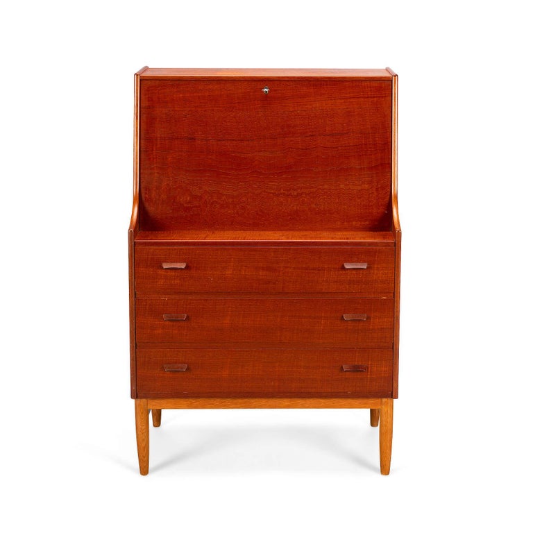 Design desk
Fab mid century quality secretary desk with good size drawer section by Poul Volther for Munch Mobler. This desk comprises 3 drawers on the bottom section, and an upper section that opens through the leaf of the desk with a section of 3