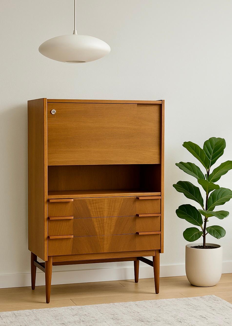 Mid Century Modern Sekretär / Bar, entworfen von František Mezuláník für den renommierten tschechischen Hersteller UP Závody, mit klaren Linien, raffinierten Proportionen und durchdachter Funktionalität, charakteristisch für die tschechische