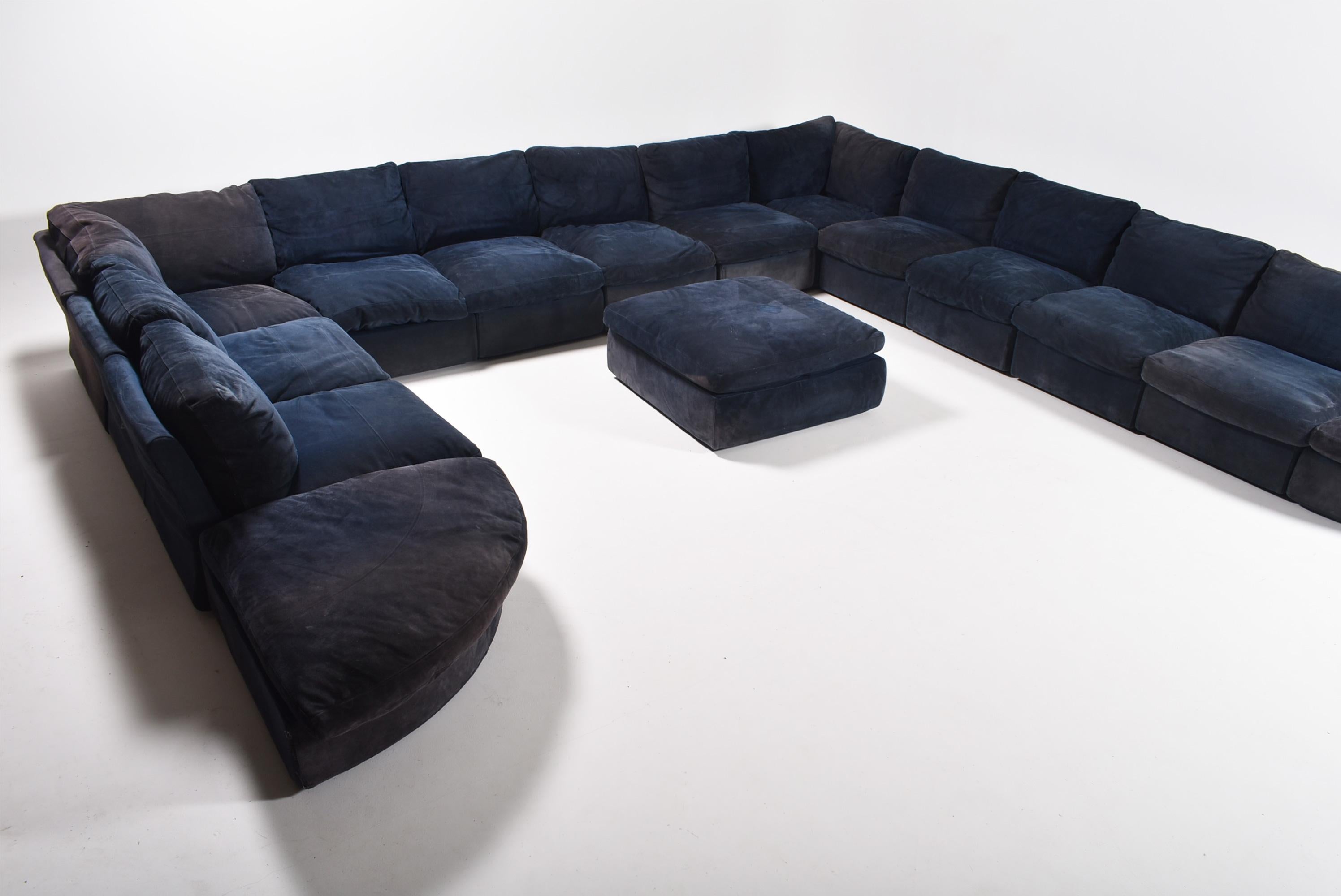 Exceptional sectional sofa, fully modular, in royal blue suede leather.
Made in Paris by Steiner, this sofa is the epitome of the brand.
It has fifteen elements:
-Ten seats
-Two angles
-Two round angles
-One ottoman
The cushions are filled