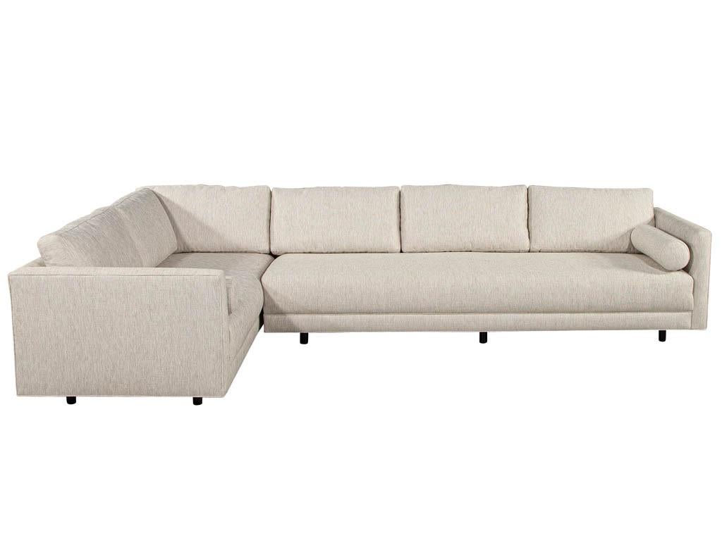 Mid-Century Modern Sectional Sofa in Textured Linen For Sale 1