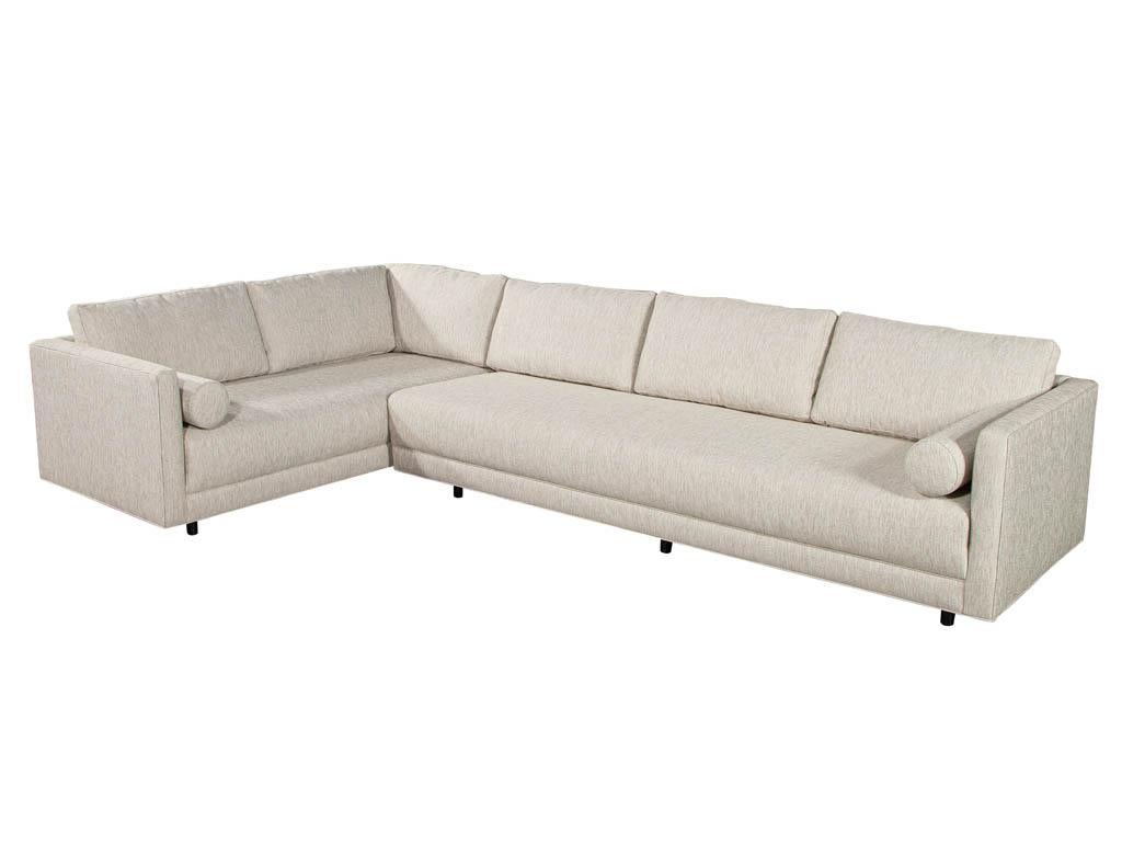 Mid-Century Modern Sectional Sofa in Textured Linen For Sale 2