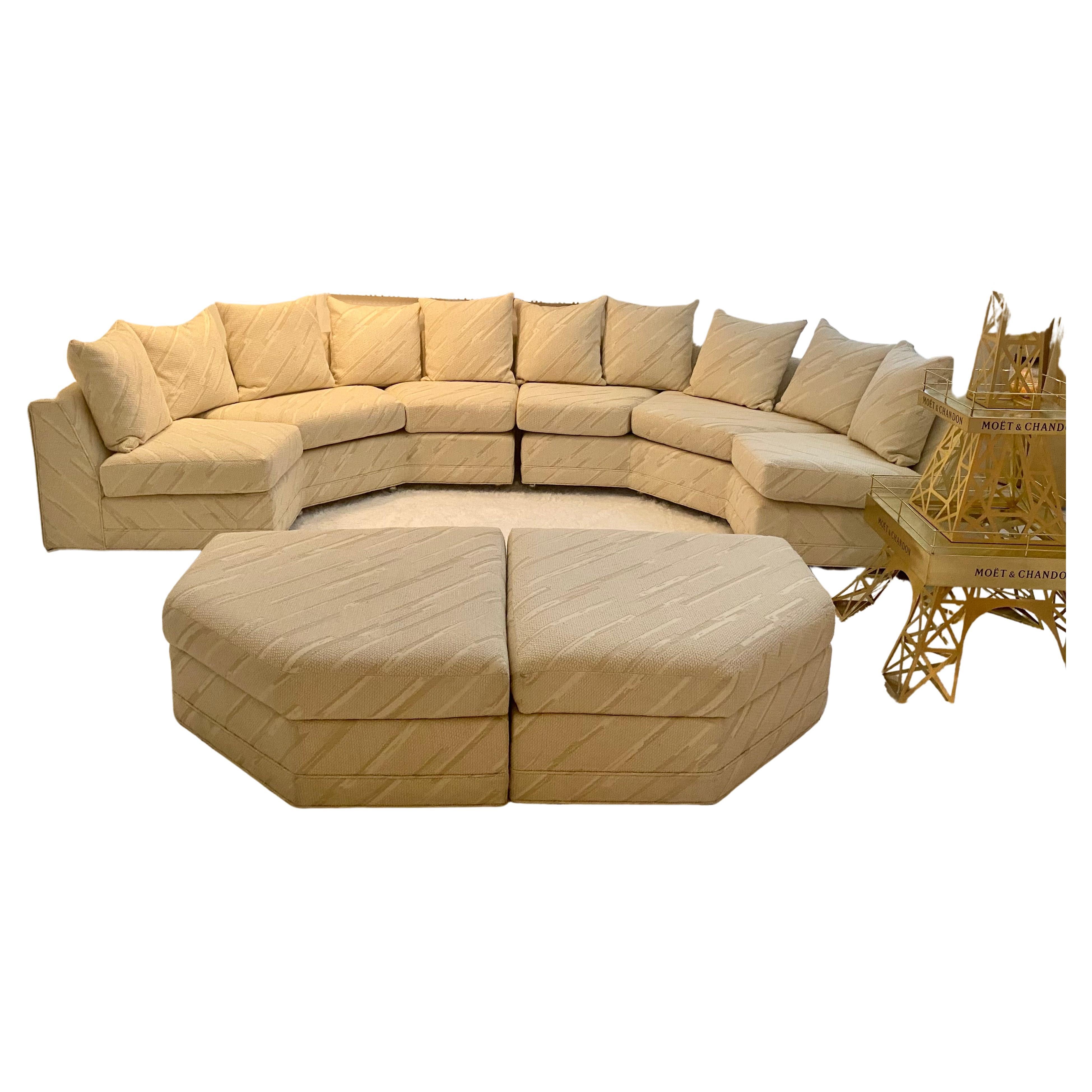 Authentique canapé sectionnel incurvé de style moderne du milieu du siècle, avec poufs et tapisserie d'origine en excellent état. La tapisserie ne présente ni taches ni trous. Cet ensemble a été fabriqué sur mesure pour une résidence privée de Miami