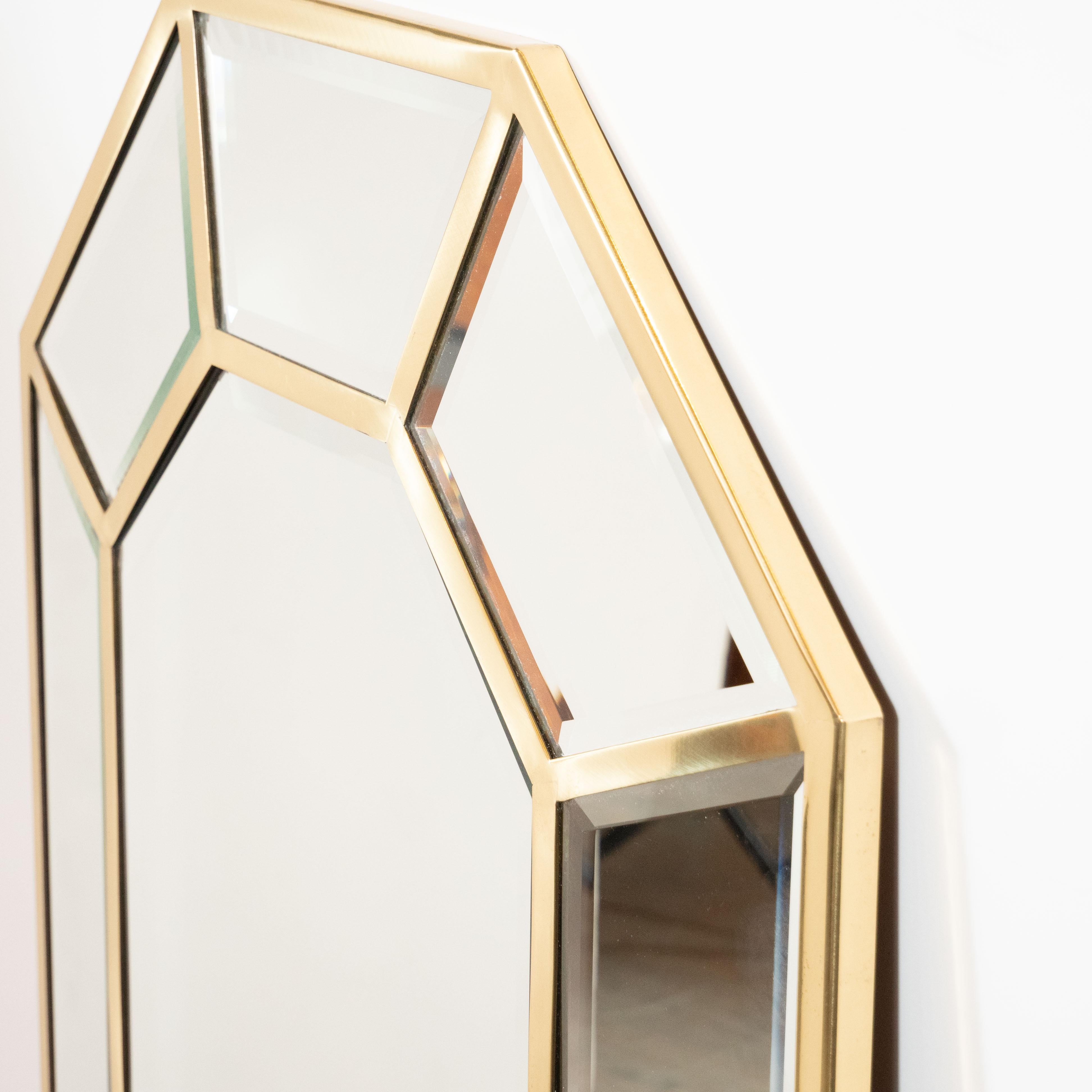 Achteckiger Spiegel aus poliertem Messing mit Segmenten, Mid-Century Modern im Zustand „Hervorragend“ im Angebot in New York, NY