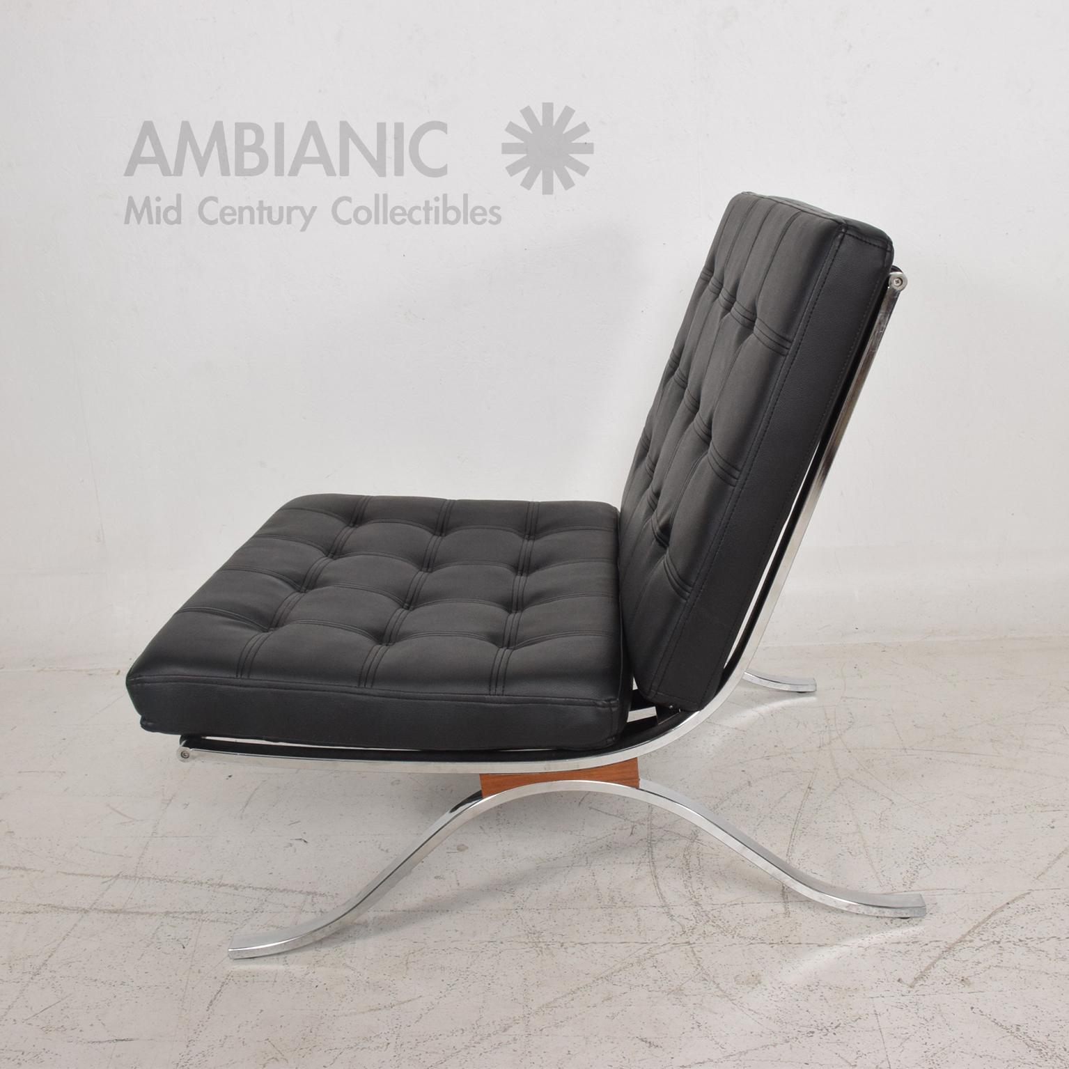 American Mid-Century Modern SELIG Barcelona Lounge Chair in Chrome and Faux Leather 1960s