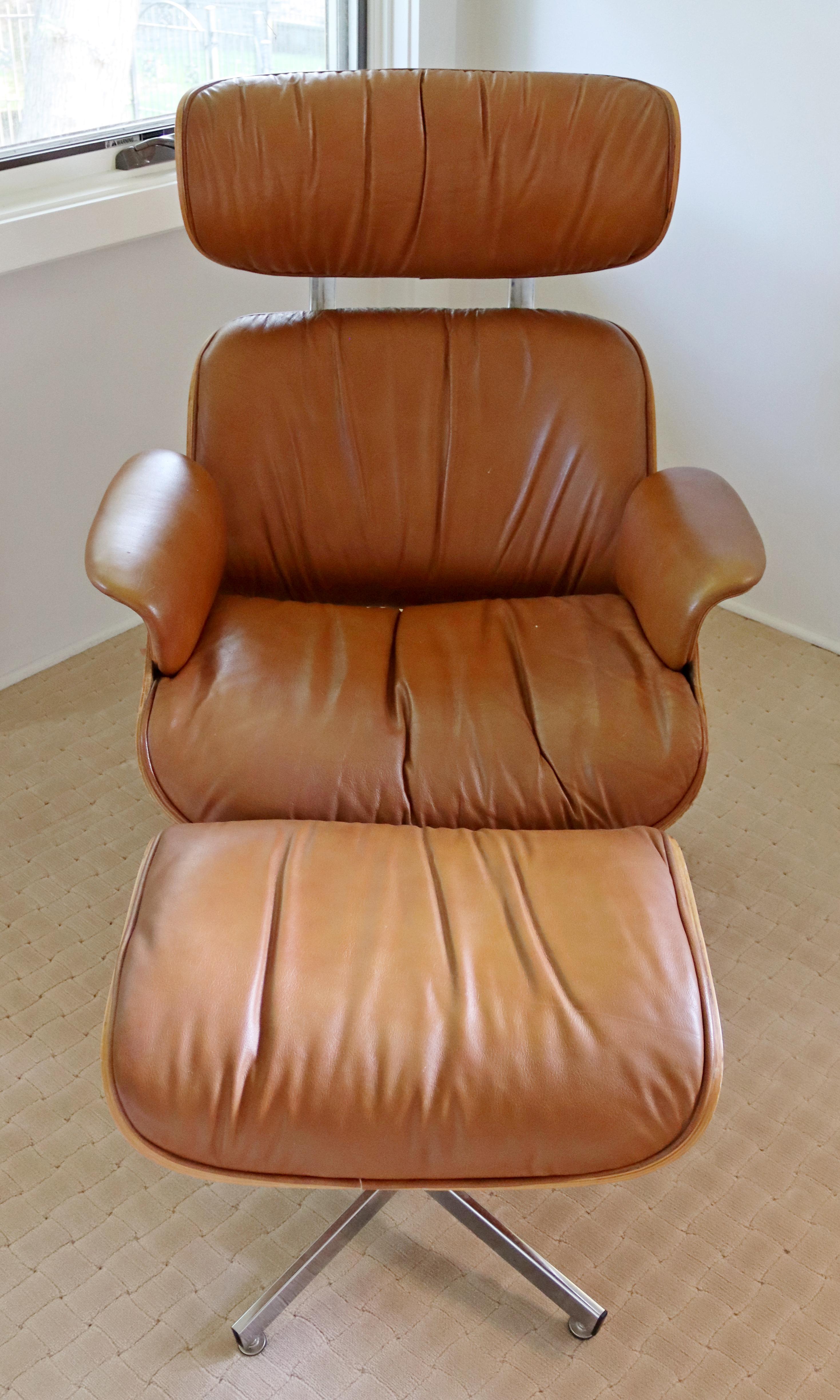For your consideration is a stupendous lounge chair with matching ottoman, with a brown leather upholstery on a wood base, by Selig, circa the 1970s. In very good vintage condition. The dimensions of the chair are 32