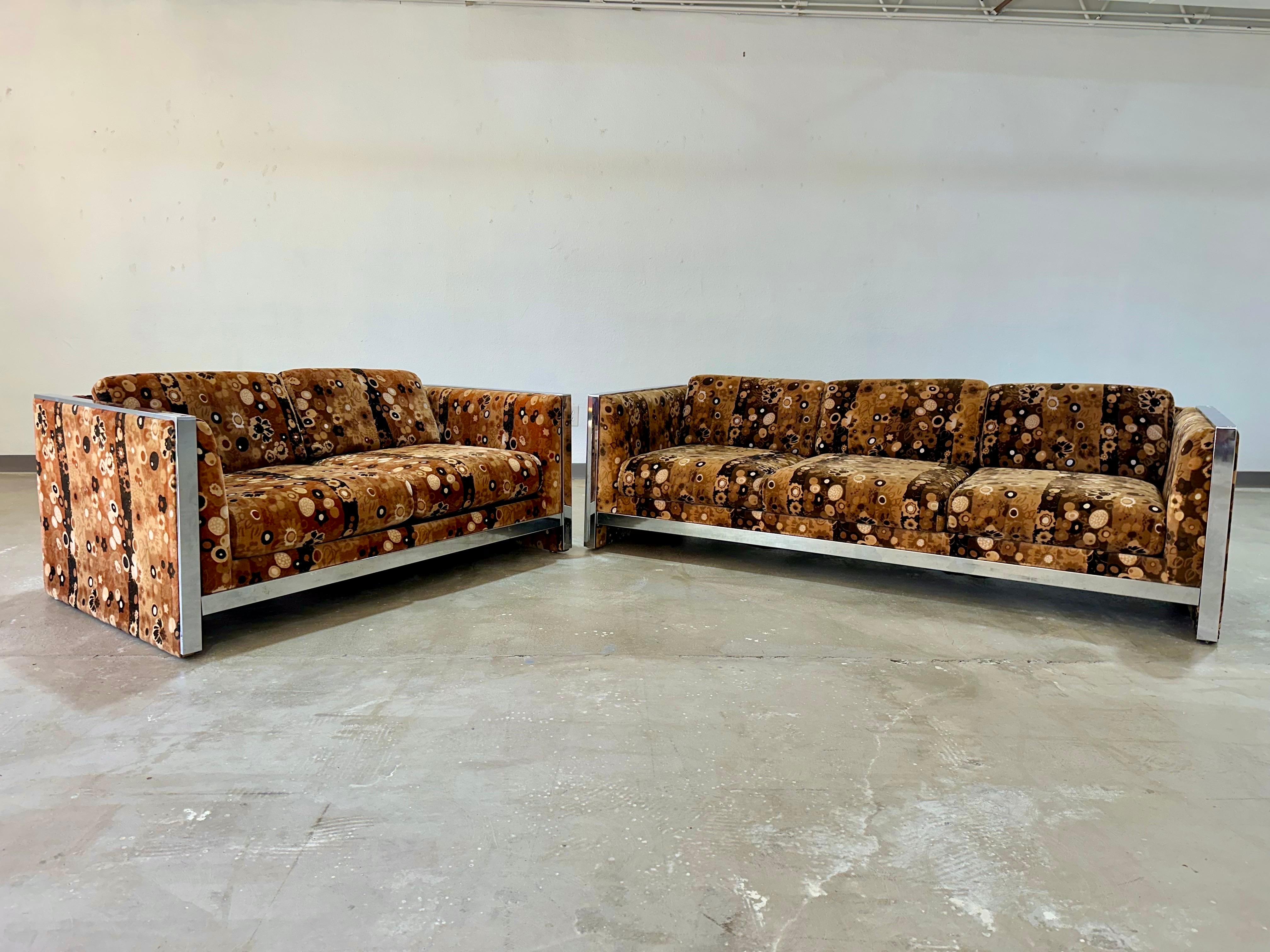 Causeuse moderne du milieu du siècle avec garniture chromée recouverte de velours de coton à motif Primavera de Jack Lenor Larsen dans une teinte brune. Fabriqué par Selig avec l'étiquette originale de Selig sous les coussins d'assise. Canapé