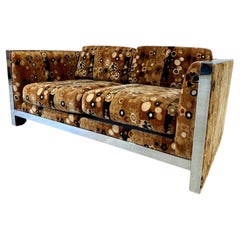 Loveseat Selig Mid Century Modern en tapicería Jack Lenor Larsen Primavera
