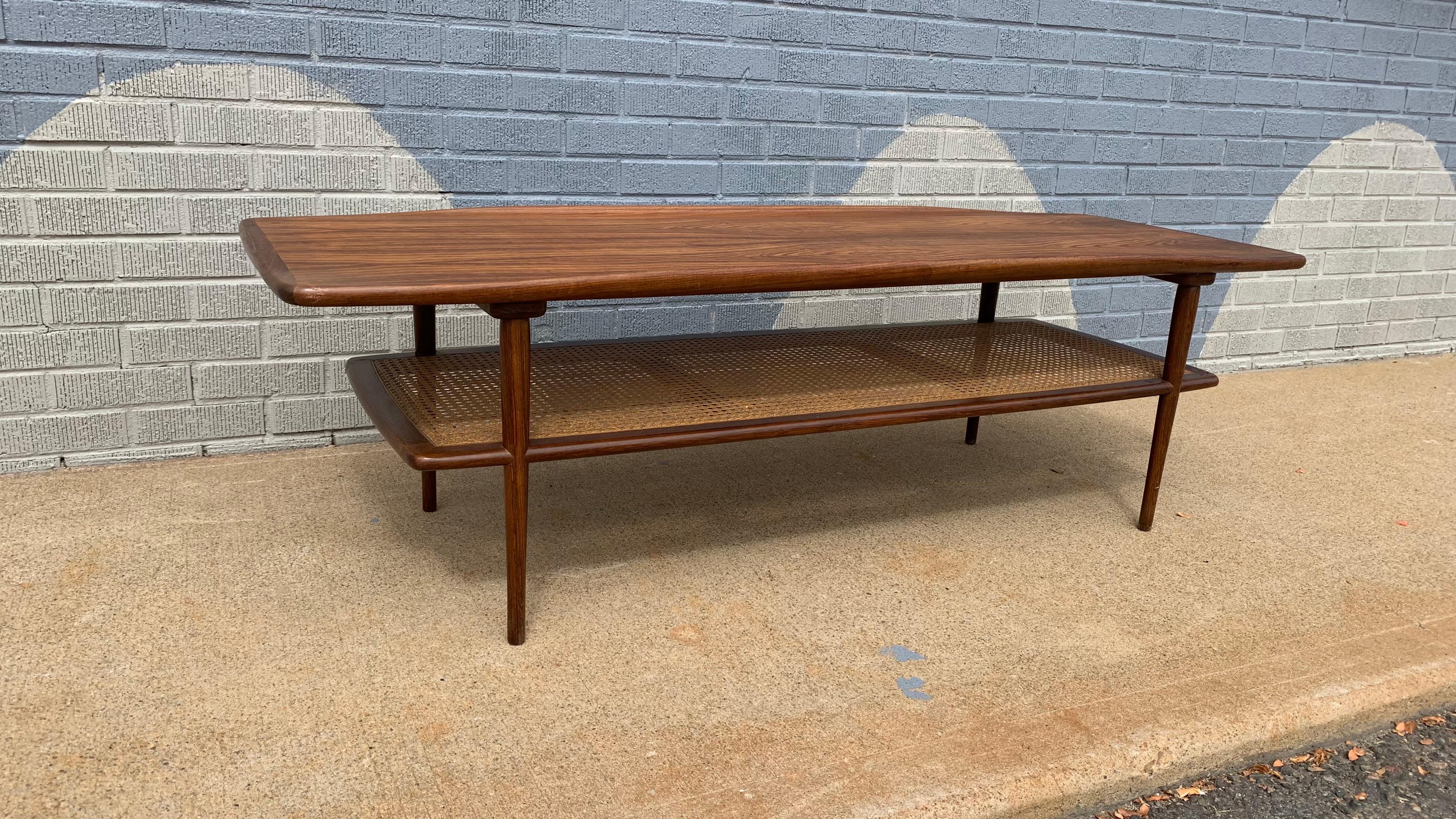 Table basse moderne du milieu du siècle, style Selig, avec étagère en forme de canne

Une table basse de style Selig, moderne et du milieu du siècle, magnifiquement fabriquée. Ce design d'inspiration danoise présente un cadre en bois massif sculpté