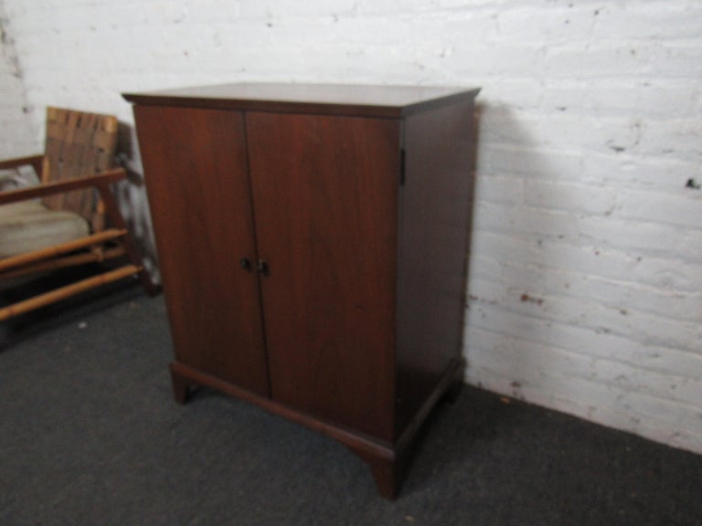 Mid-Century Modern Server Cabinet In Good Condition For Sale In Brooklyn, NY