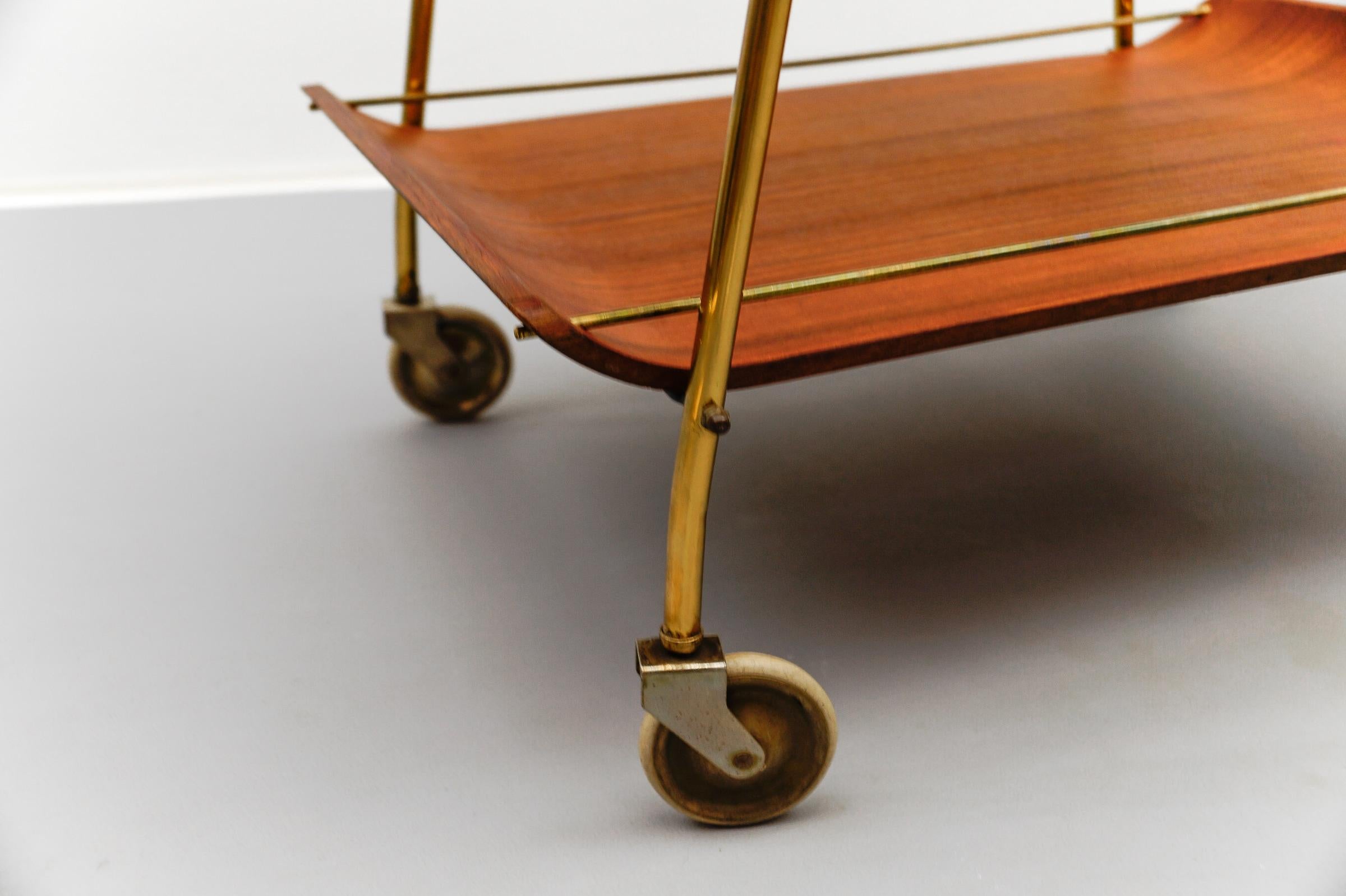 Chariot de service en teck et laiton avec plateau amovible, années 1950, The Moderns Modernity en vente 6