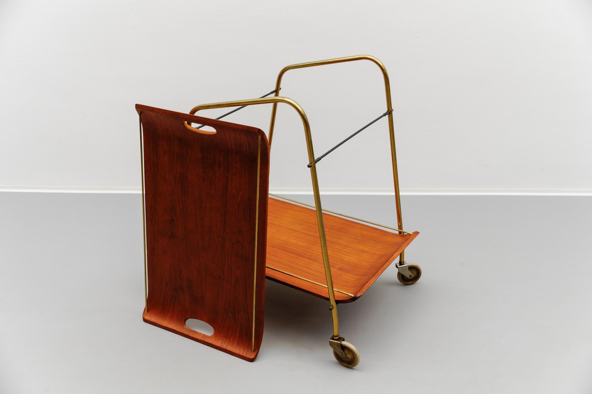 Chariot de service en teck et laiton avec plateau amovible, années 1950, The Moderns Modernity en vente 7
