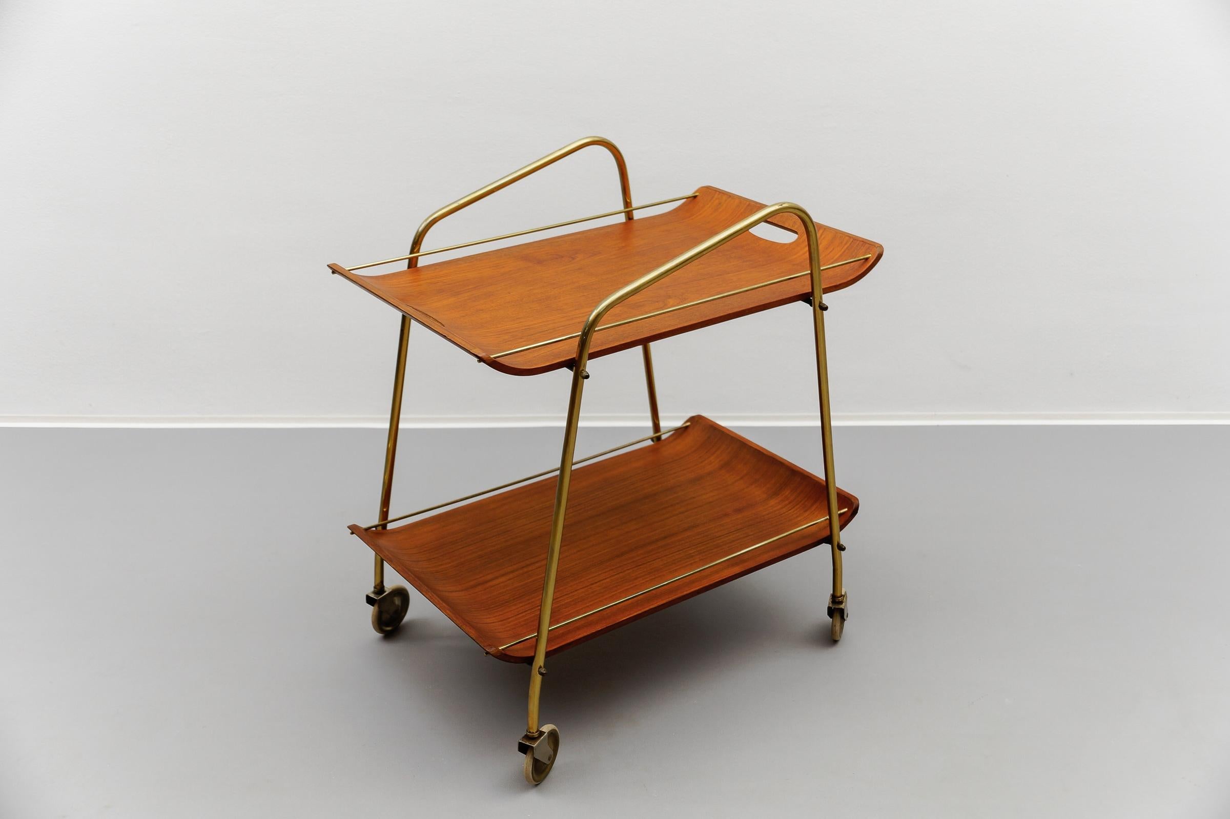 Chariot de service en teck et laiton avec plateau amovible, années 1950, The Moderns Modernity
