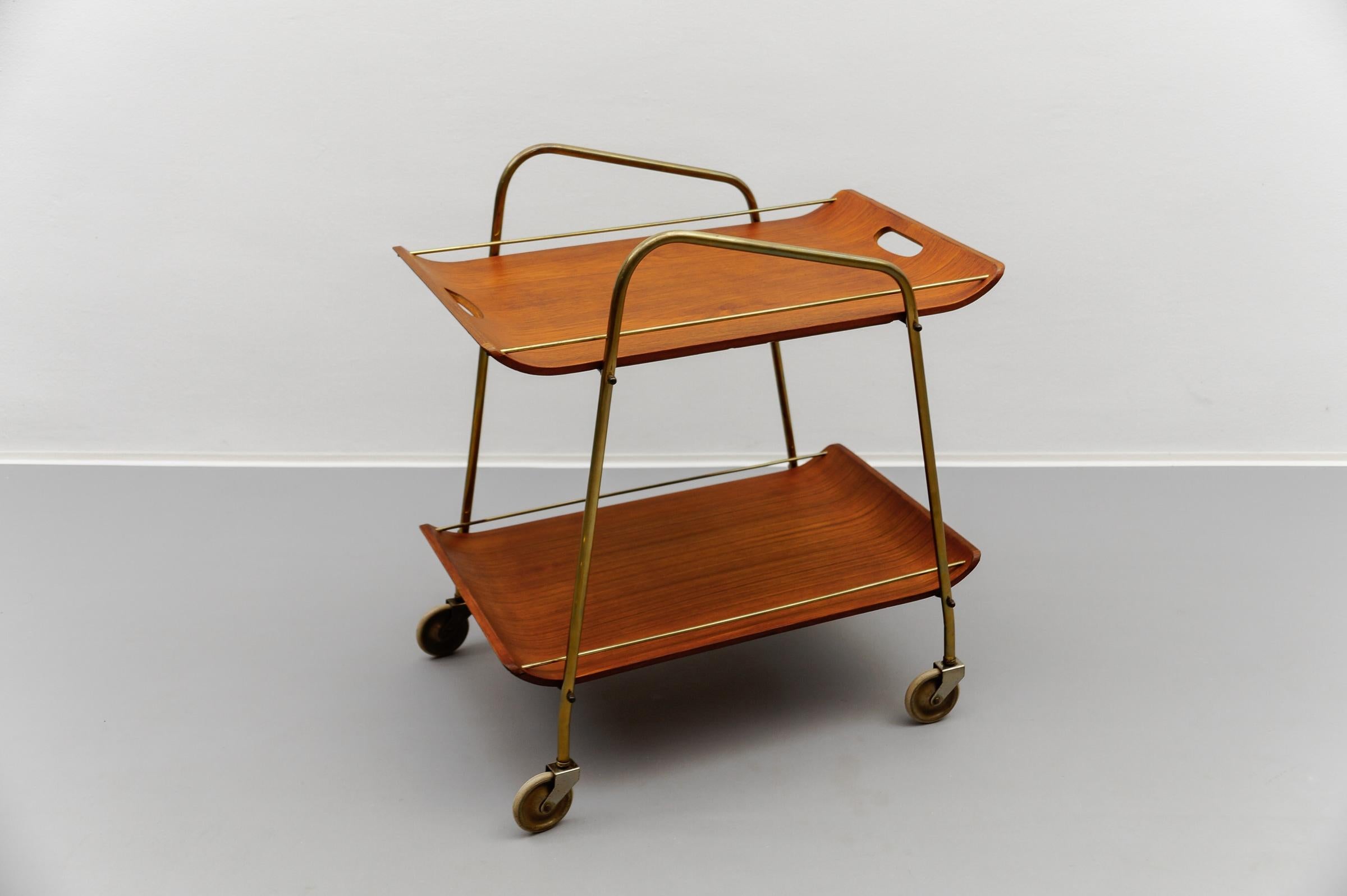 Mid-Century Modern Chariot de service en teck et laiton avec plateau amovible, années 1950, The Moderns Modernity en vente