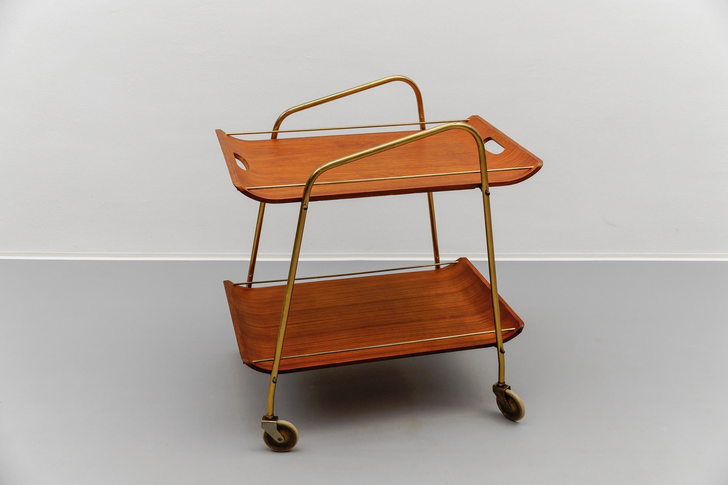 Scandinave Chariot de service en teck et laiton avec plateau amovible, années 1950, The Moderns Modernity en vente