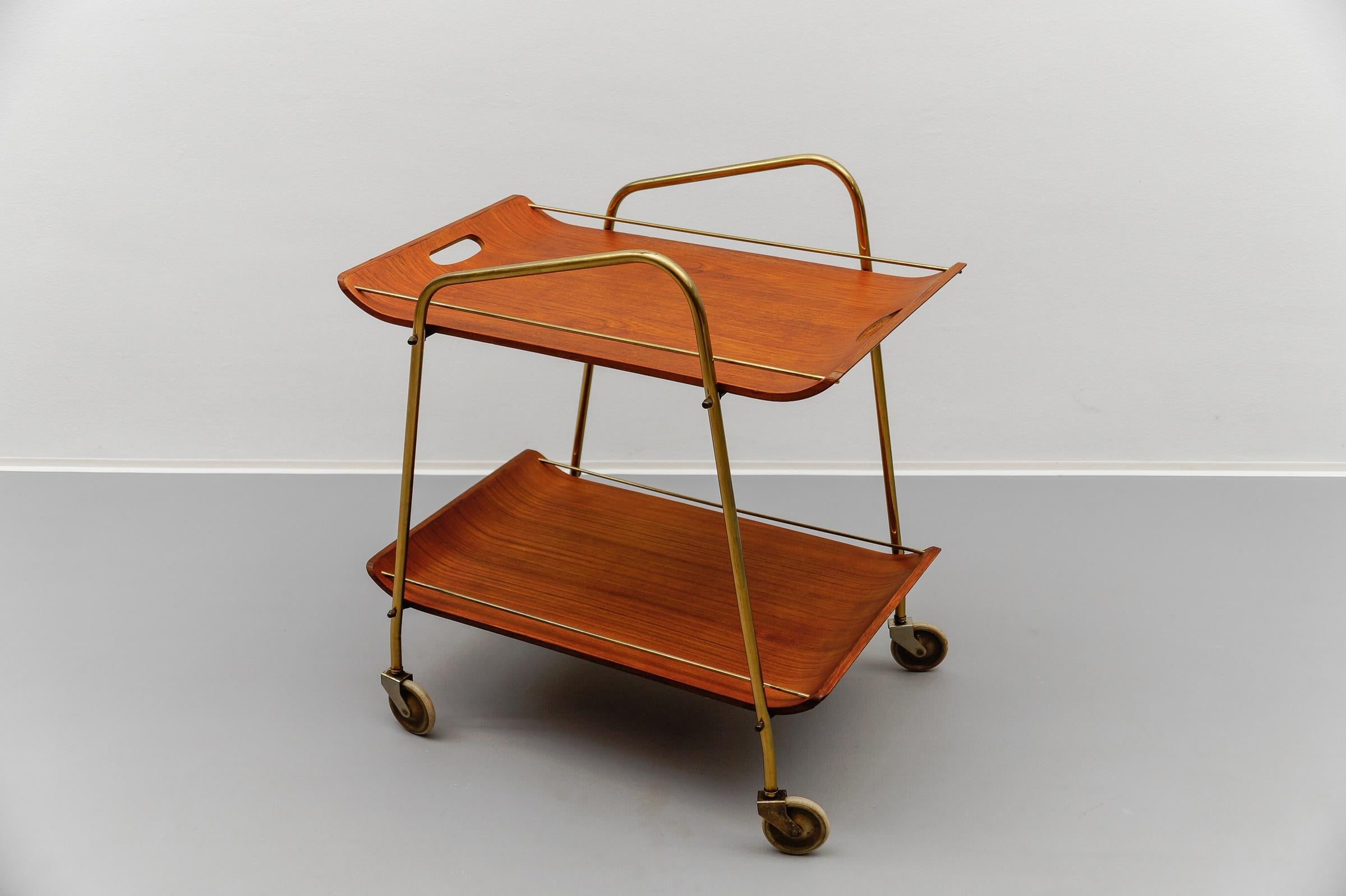 Chariot de service en teck et laiton avec plateau amovible, années 1950, The Moderns Modernity Bon état - En vente à Nürnberg, Bayern